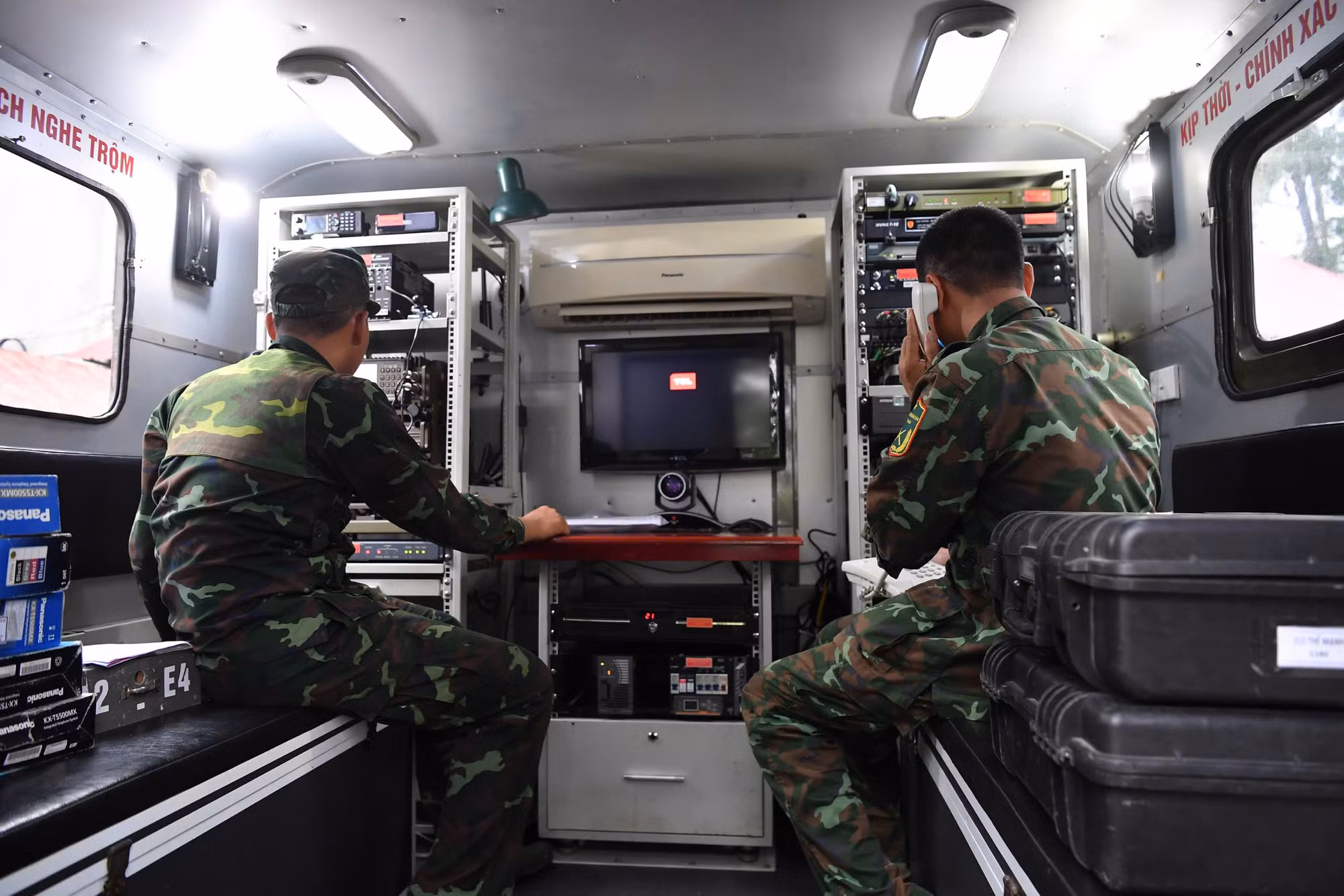 Lữ đoàn Thông tin 602, Quân khu 2 triển khai trụ phát sóng bảo đảm thông tin liên lạc cho công tác cứu hộ.