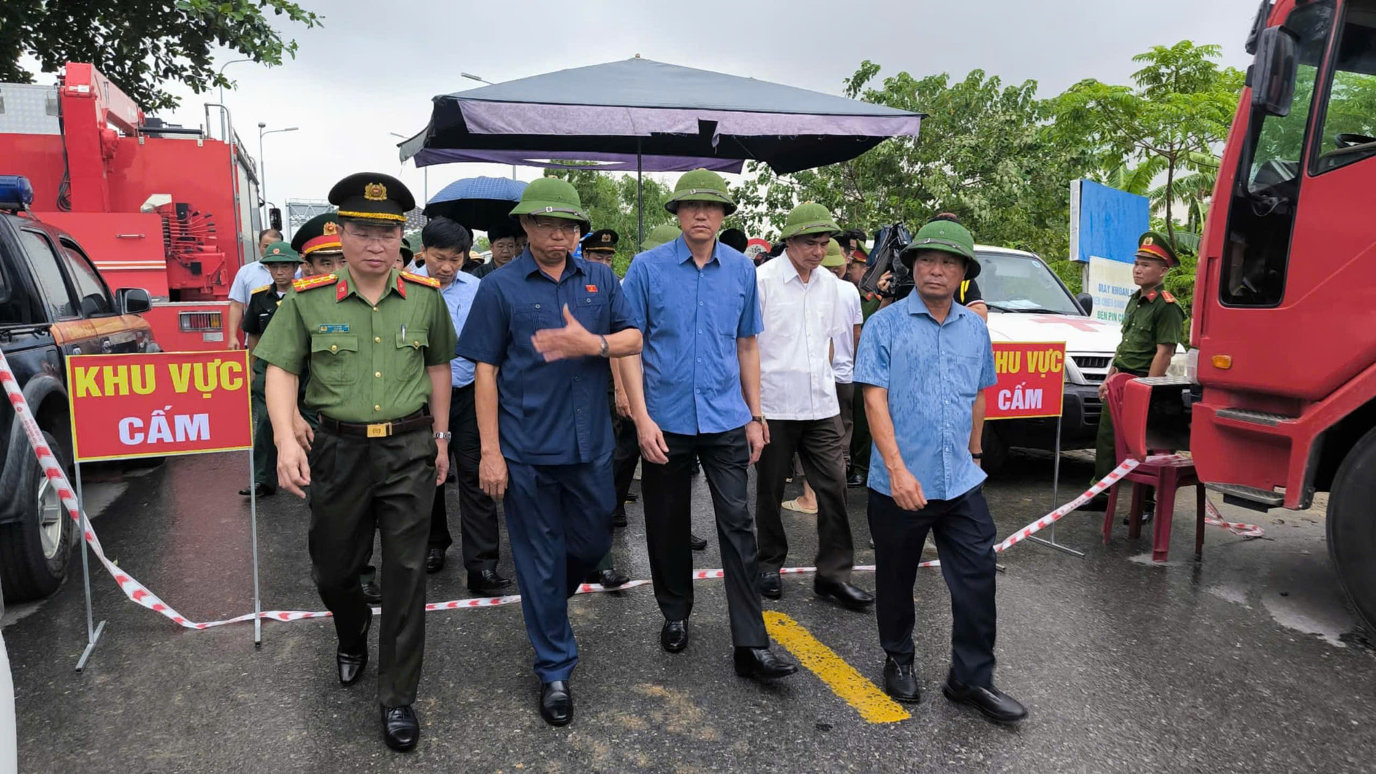 Thượng tướng Trần Quang Phương, Phó Chủ tịch Quốc hội có mặt tại hiện trường để cùng chỉ đạo công tác cứu hộ, cứu nạn và thăm hỏi người dân có thân nhân gặp nạn trong vụ sập cầu Phong Châu.