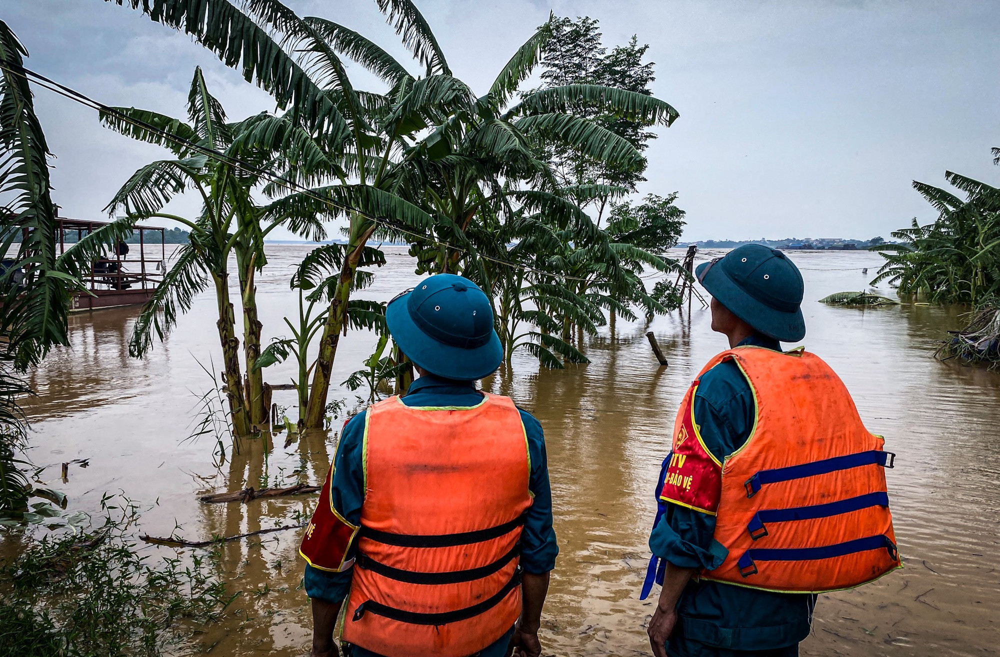 Hiện tại, các lực lượng công an, quân sự đang được triển khai phân luồng giao thông và canh chừng tại bờ sông tránh người dân hiếu kỳ ra xem, dọc bờ sông đã triển khai lực lượng dân quân, quan sát,…