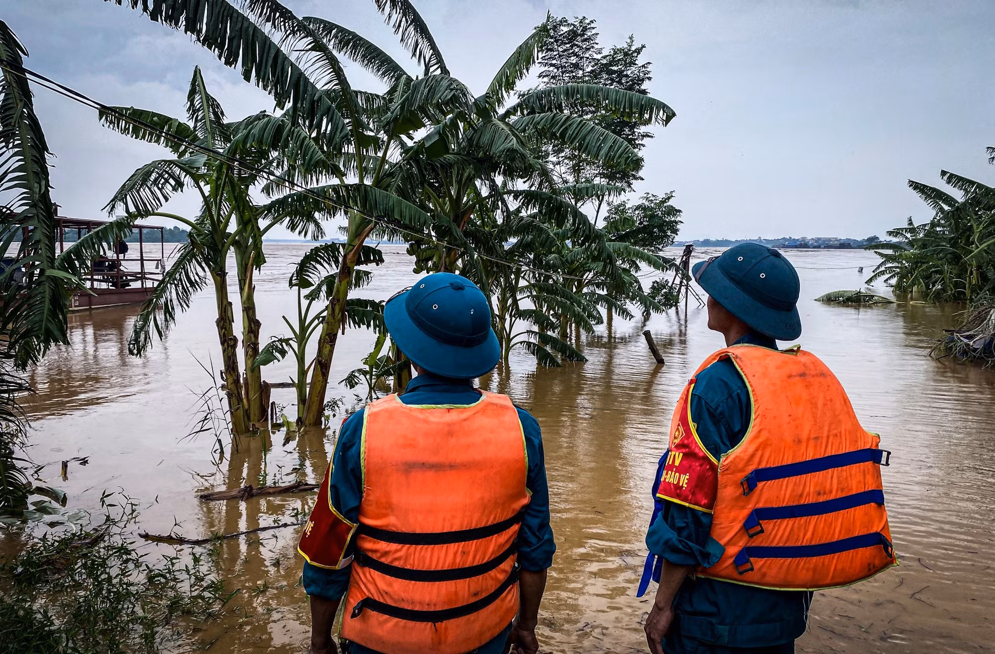 Hiện tại, các lực lượng công an, quân sự đang được triển khai phân luồng giao thông và canh chừng tại bờ sông tránh người dân hiếu kỳ ra xem, dọc bờ sông đã triển khai lực lượng dân quân, quan sát,…