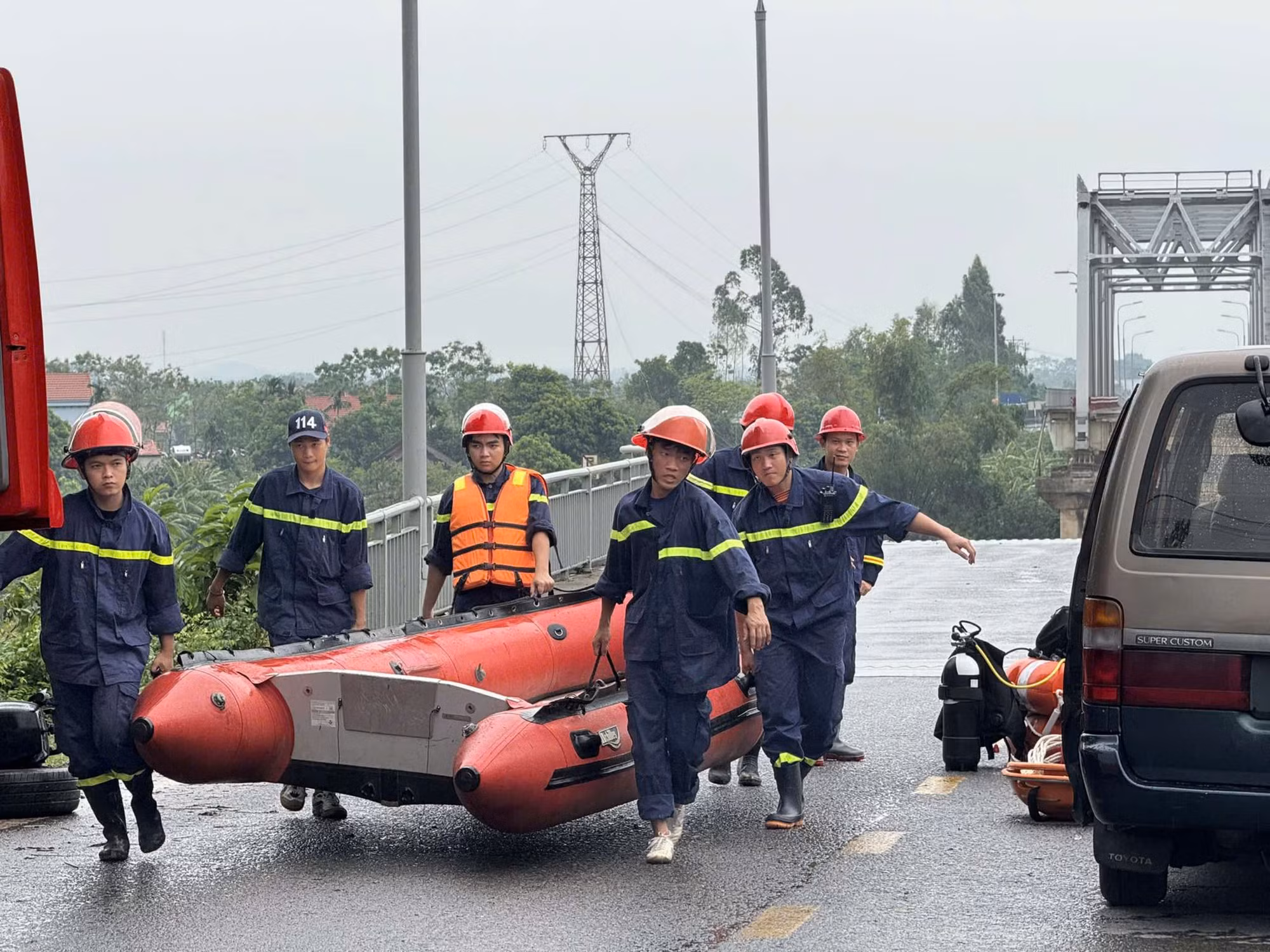 Chuẩn bị xuồng cứu hộ tại đầu cầu Tam Nông.