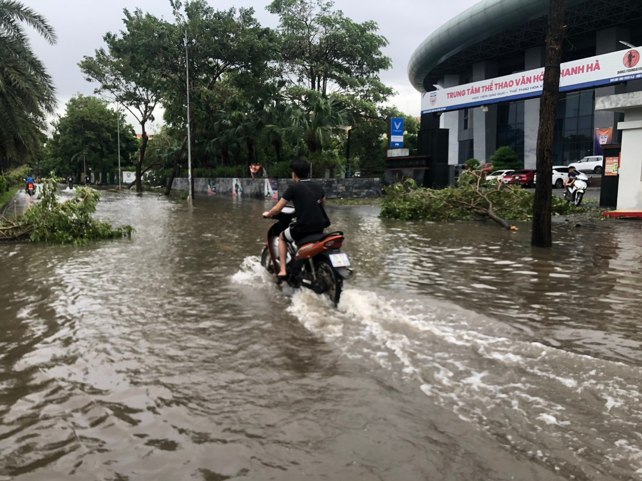 Mưa bão liên tiếp trong nhiều giờ khiến một số tuyến đường đô thị ở xã Cự Khê, huyện Thanh Oai bị ngập lụt cục bộ, gây ảnh hưởng đến việc di chuyển của người dân. (Ảnh: VĂN TOẢN)