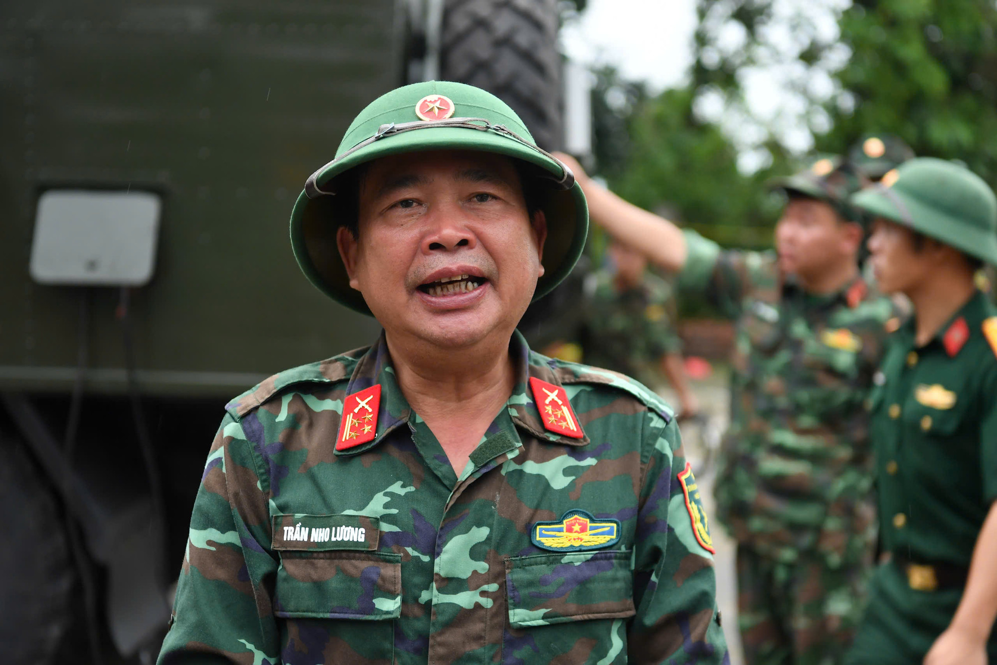 Thông tin về công tác cứu nạn, cứu hộ tại hiện trường, Đại tá Trần Nho Lương, Phó Chỉ huy trưởng, kiêm Tham mưu trưởng, Bộ Chỉ huy Quân sự tỉnh Phú Thọ, cho biết: Các lực lượng tham gia cứu hộ cứu nạn, phía lực lượng công an có tăng cường lực lượng của Bộ Công an và của tỉnh; lực lượng thuộc Bộ Chỉ huy Quân sự tỉnh Phú Thọ, phối hợp Lữ đoàn 543 triển khai lực lượng cùng hệ thống xuồng SD 660 và SD 450 sẵn sàng cơ động.