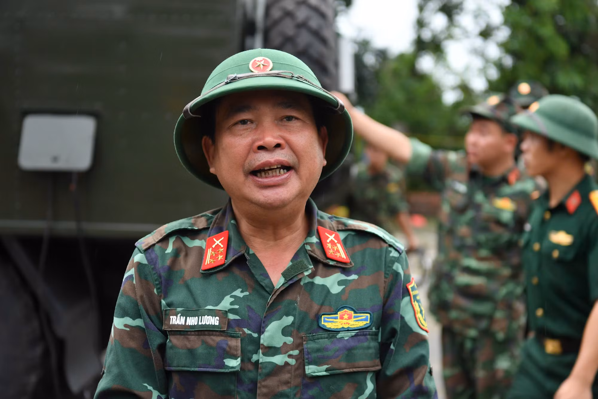 Thông tin về công tác cứu nạn, cứu hộ tại hiện trường, Đại tá Trần Nho Lương, Phó Chỉ huy trưởng, kiêm Tham mưu trưởng, Bộ Chỉ huy Quân sự tỉnh Phú Thọ, cho biết: Các lực lượng tham gia cứu hộ cứu nạn, phía lực lượng công an có tăng cường lực lượng của Bộ Công an và của tỉnh; lực lượng thuộc Bộ Chỉ huy Quân sự tỉnh Phú Thọ, phối hợp Lữ đoàn 543 triển khai lực lượng cùng hệ thống xuồng SD 660 và SD 450 sẵn sàng cơ động.