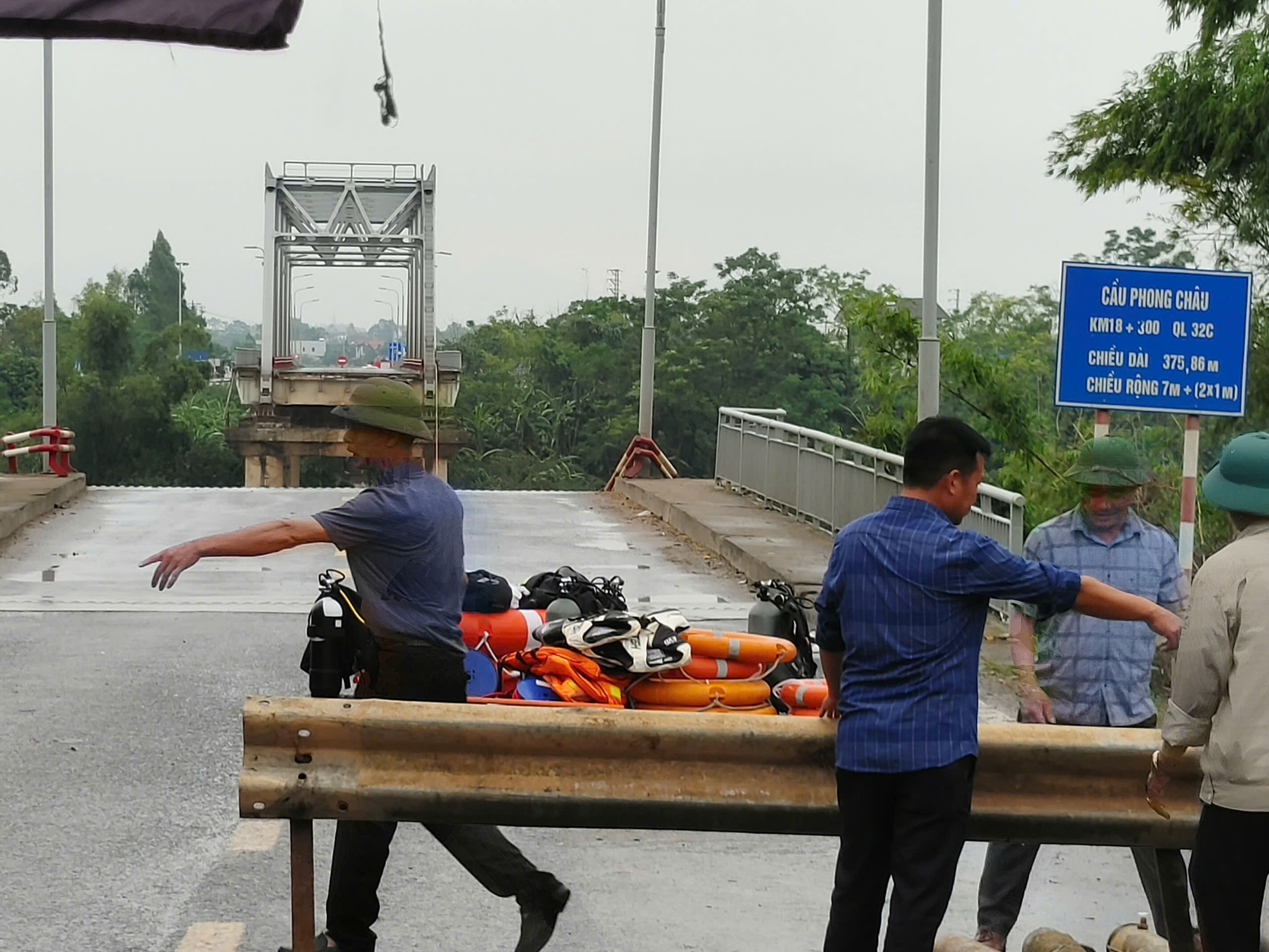 Lực lượng chức năng đang thực hiện gia cố cầu, bảo đảm an toàn cho công tác cứu hộ.