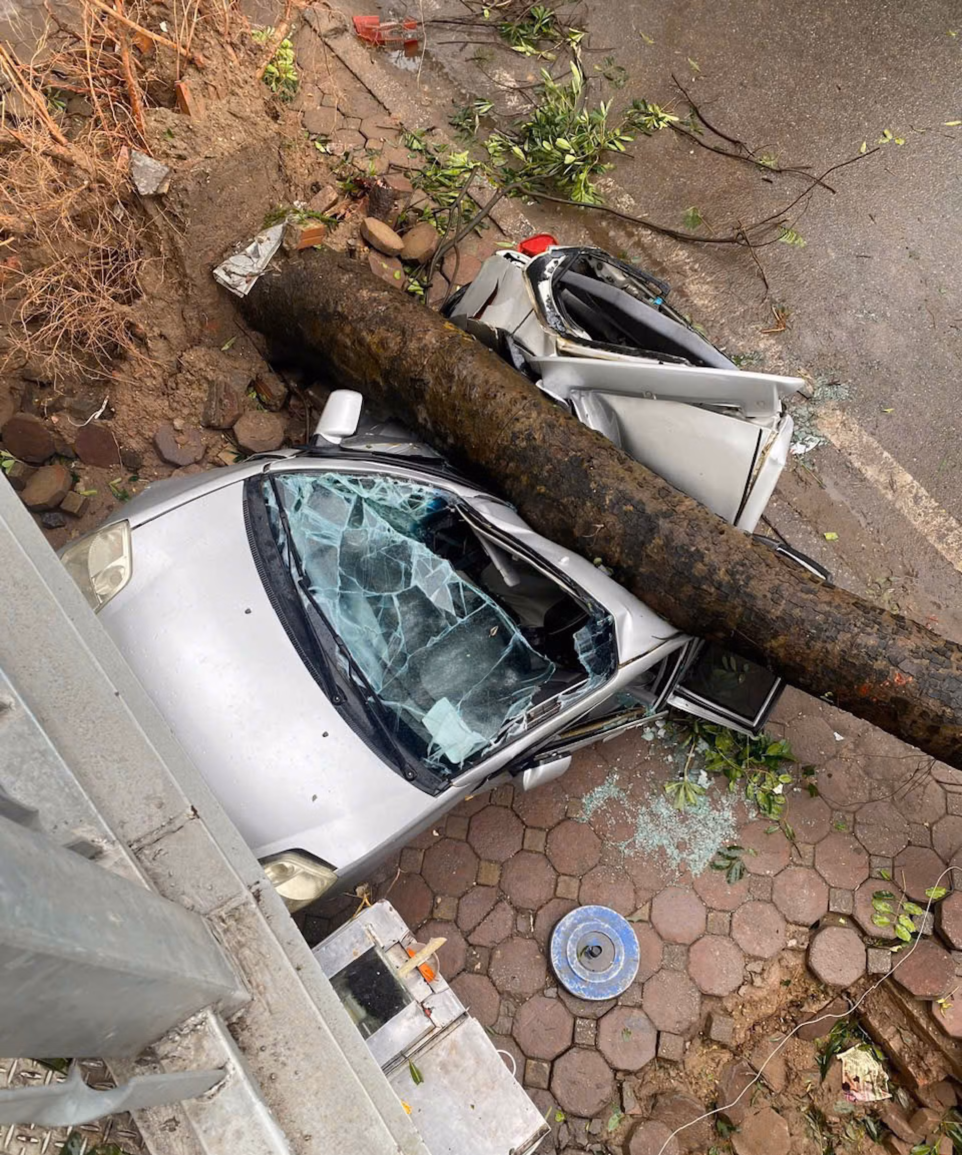 Một chiếc ô-tô bị bẹp dúm do bị cây đổ trên đường Nguyễn Phan Chánh, trước khu chung cư HH Linh Đàm, phường Hoàng Liệt, quận Hoàng Mai, Hà Nội. (Ảnh: HẢI CHÍNH) Một chiếc ô-tô bị bẹp dúm do bị cây đổ trên đường Nguyễn Phan Chánh, trước khu chung cư HH Linh Đàm, phường Hoàng Liệt, quận Hoàng Mai, Hà Nội. (Ảnh: HẢI CHÍNH)