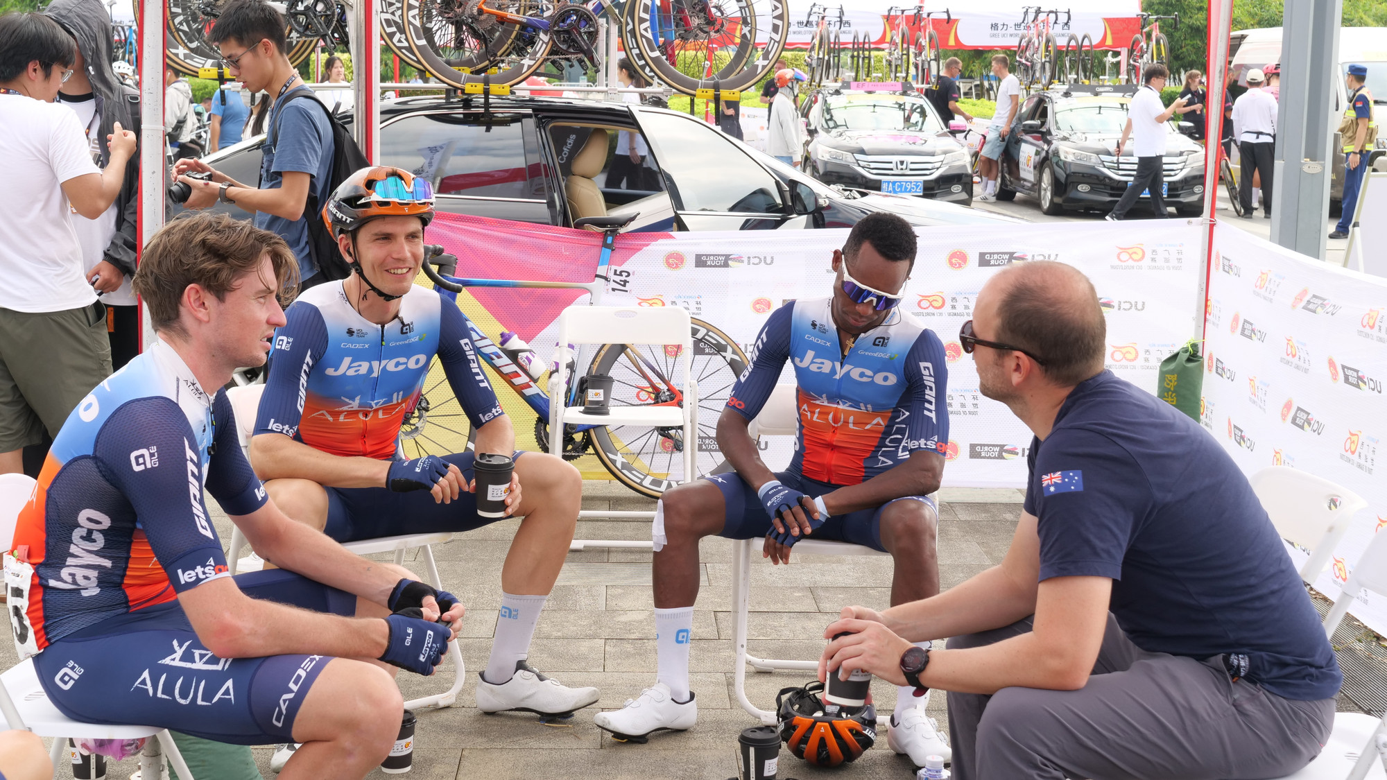 Đội Jayco-Alula họp trao đổi kỹ chiến thuật trước khi bước vào tranh tài.