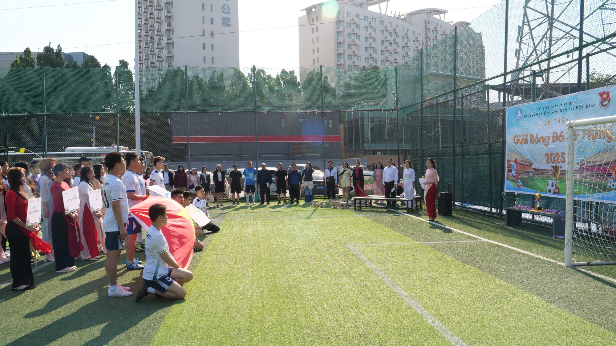 Lễ chào cờ trang nghiêm tại Lễ khai mạc Giải bóng đá Tứ Hùng lần thứ 3 năm 2025.