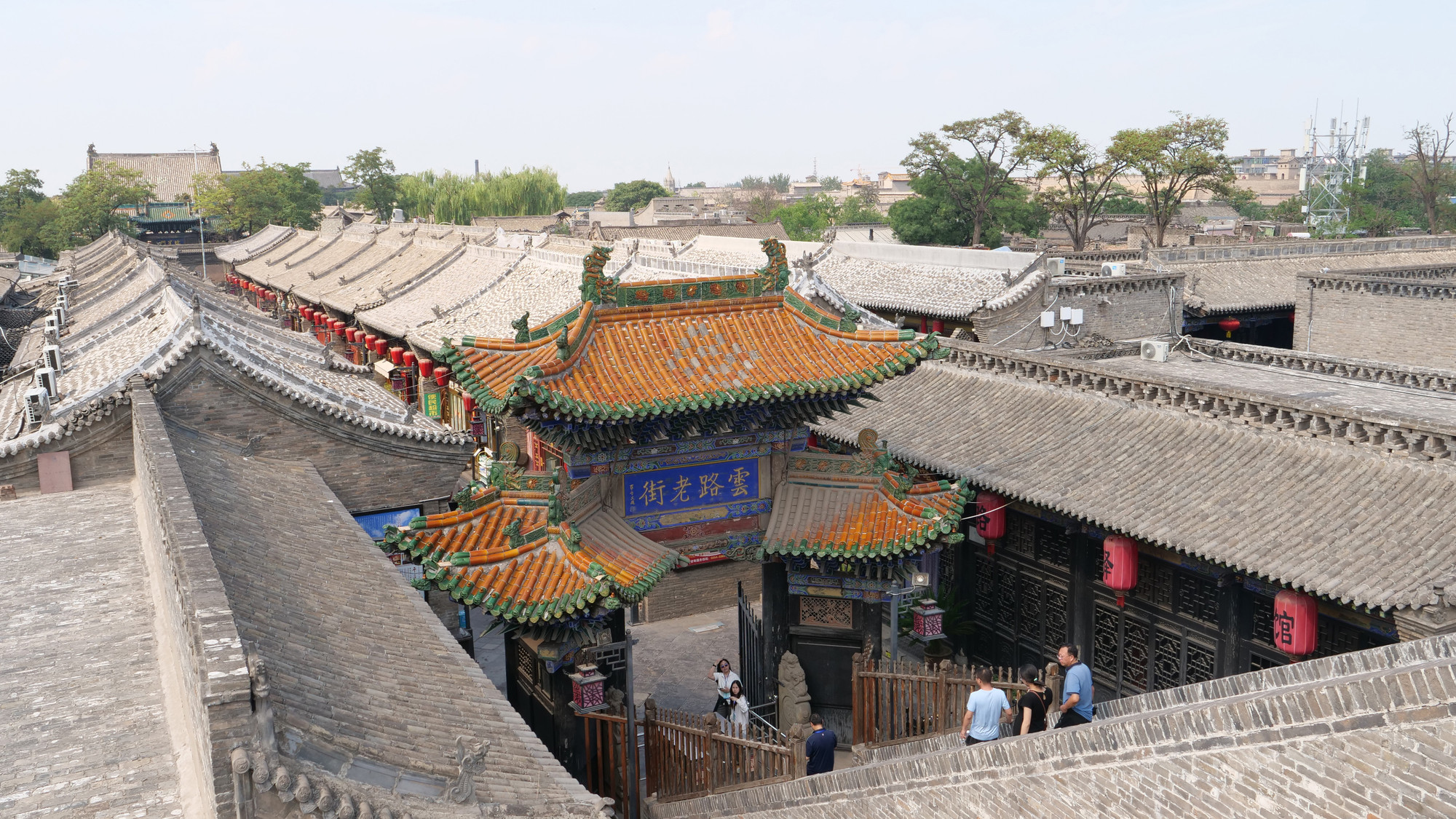 Mái ngói xám đặc trưng của khu vực vùng Sơn Tây càng làm tăng thêm nét cổ kính.