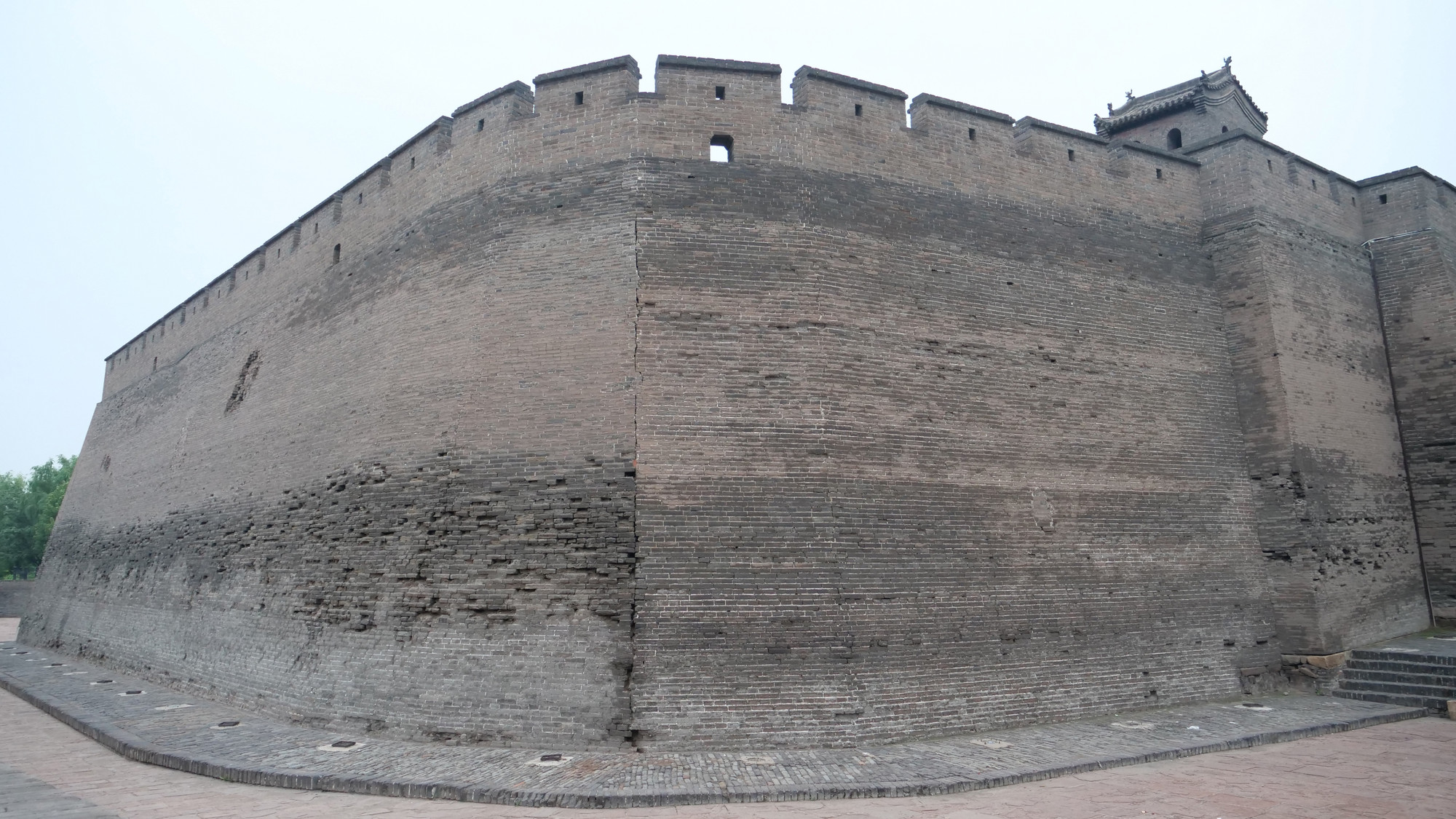 Một đoạn tường thành cổ với nhiều dấu vết thời gian.