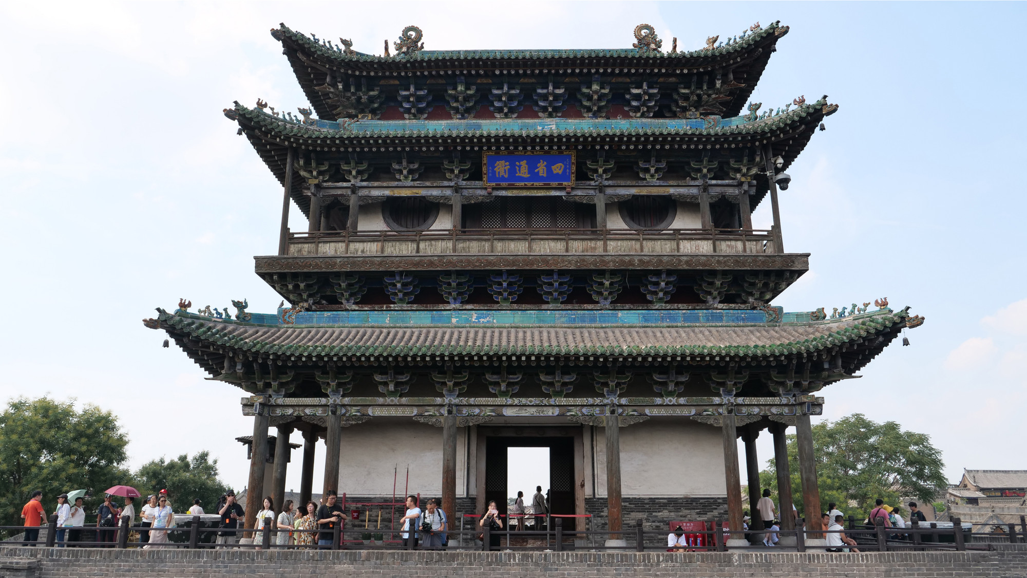 Tòa lầu thành nguy nga trên cổng nam thành cổ Bình Dao với tấm biển “Tứ tỉnh thông giai” nghĩa là đường thông với 4 tỉnh, hàm chỉ đây là đầu mối giao thông quan trọng trong khu vực.