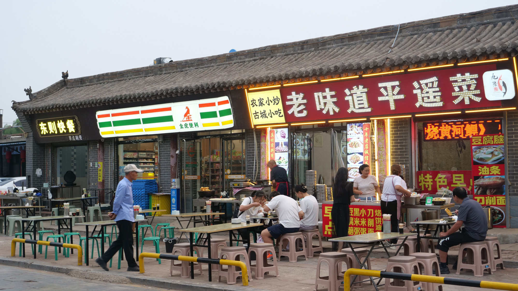 Du khách có thể thưởng thức món ăn truyền thống tỉnh Sơn Tây ở quán bình dân ven đường.