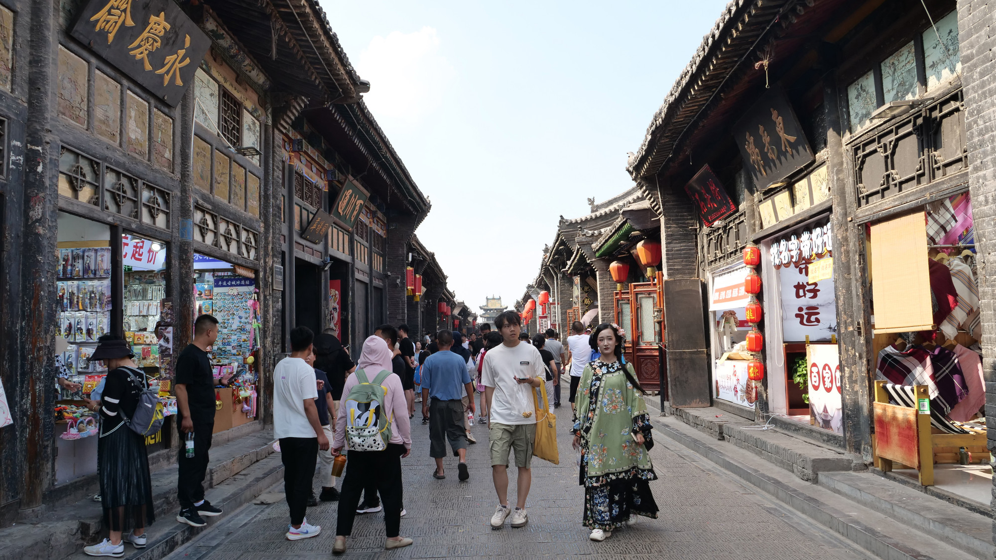 Con phố với cửa hàng san sát bên trong thành cổ.