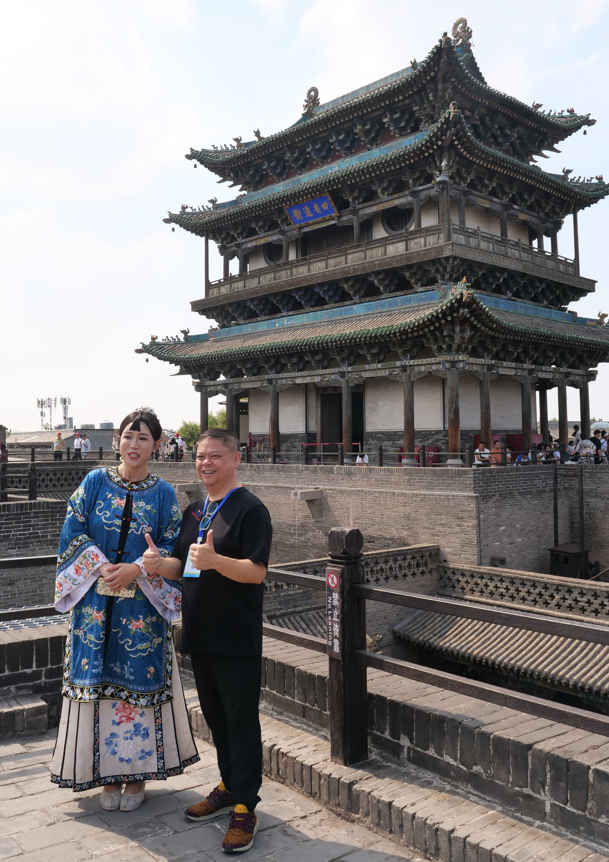 Du khách chụp ảnh lưu niệm với cô gái mặc cổ phục.