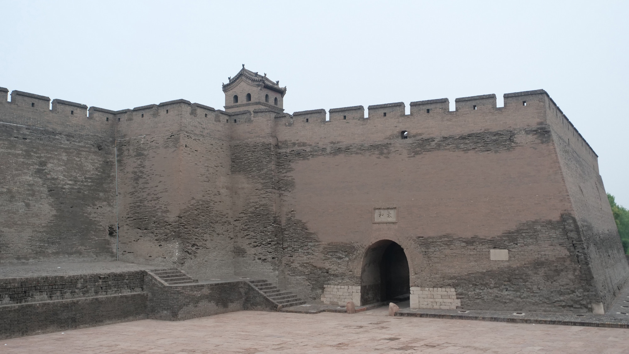 Lỗ châu mai và địch lâu trên mặt thành với mục đích phòng ngự quân sự.