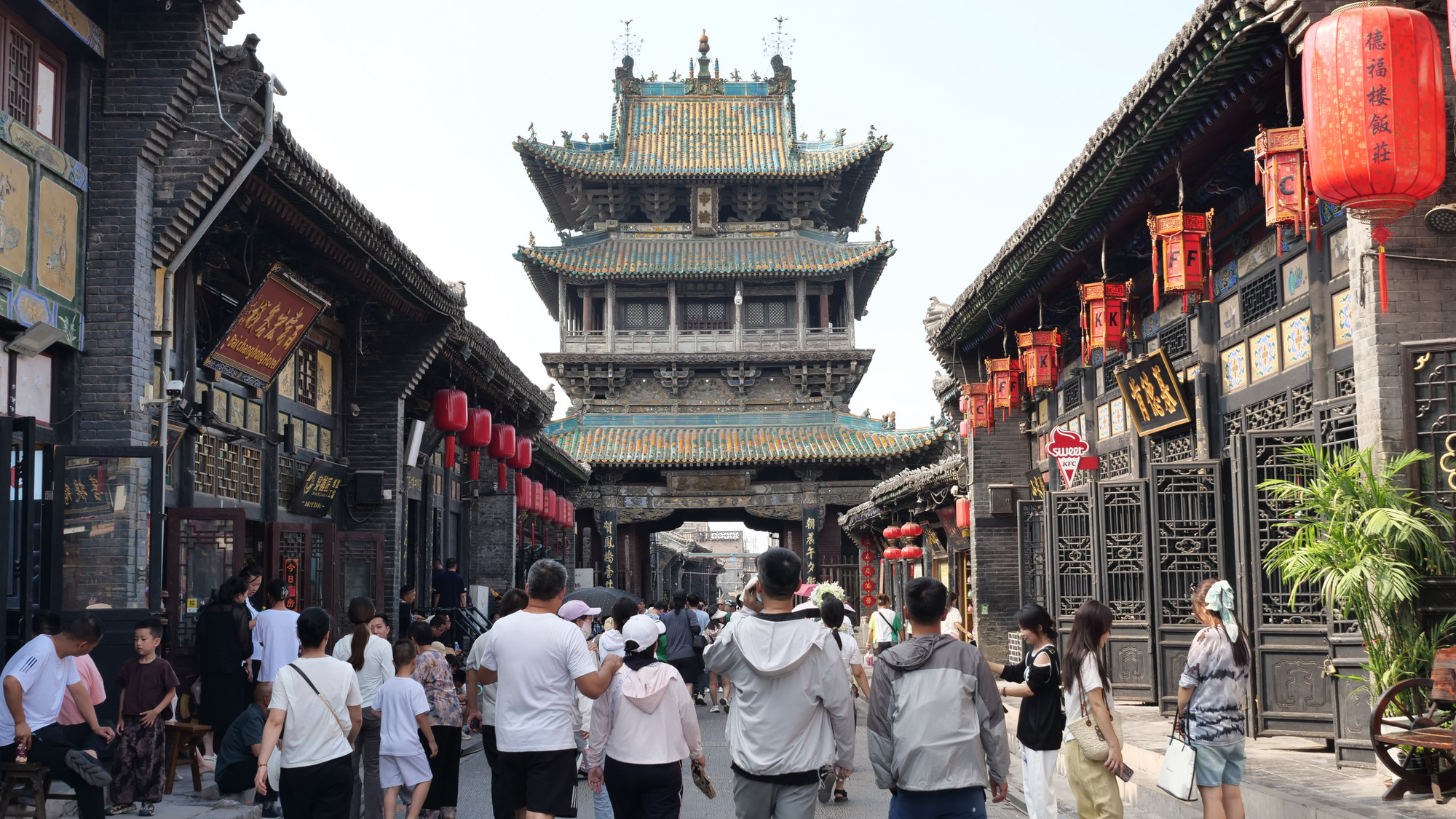 “Bình Dao thị lầu” ở cuối đường là một công trình kiến trúc cổ hơn 500 năm tuổi vẫn được bảo tồn đến ngày nay.