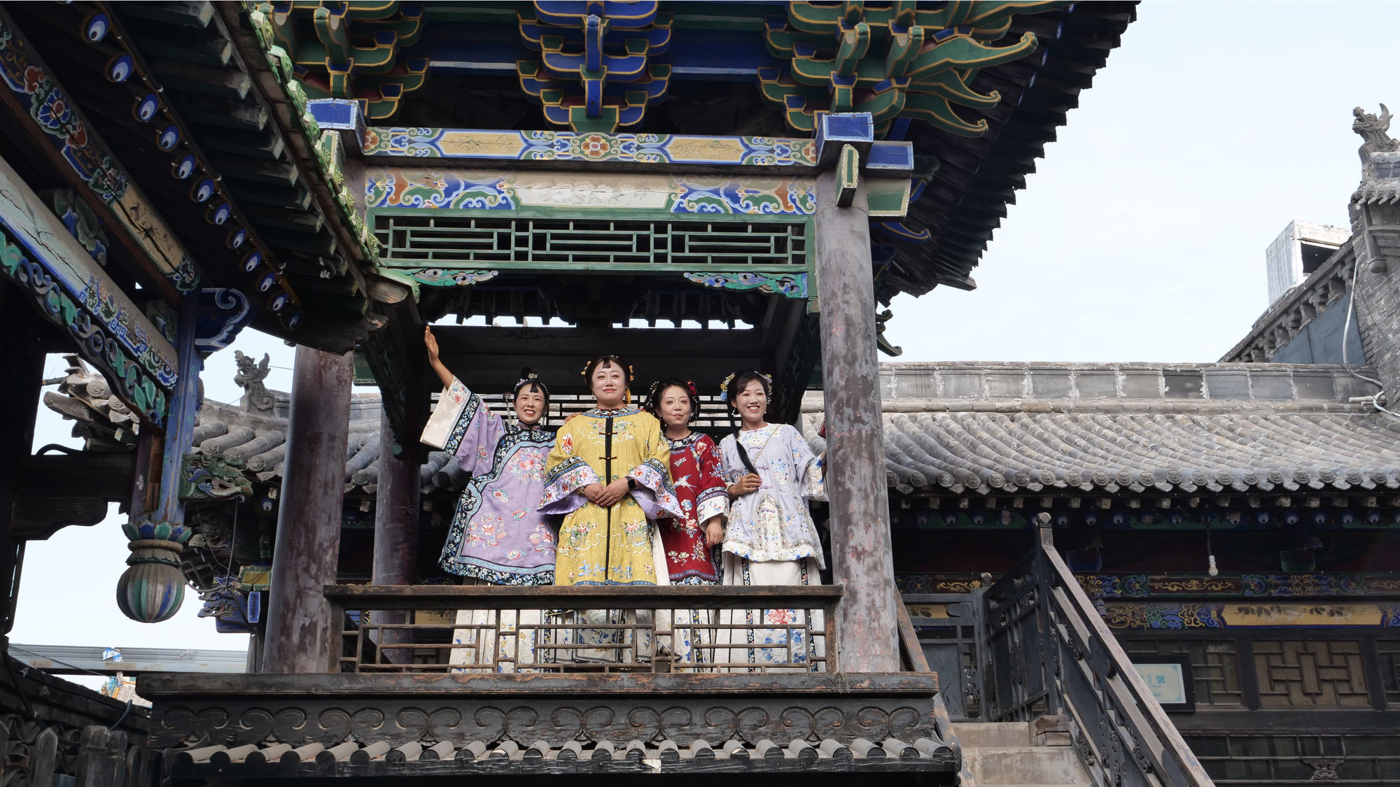 Du khách mặc cổ phục chụp ảnh check-in.