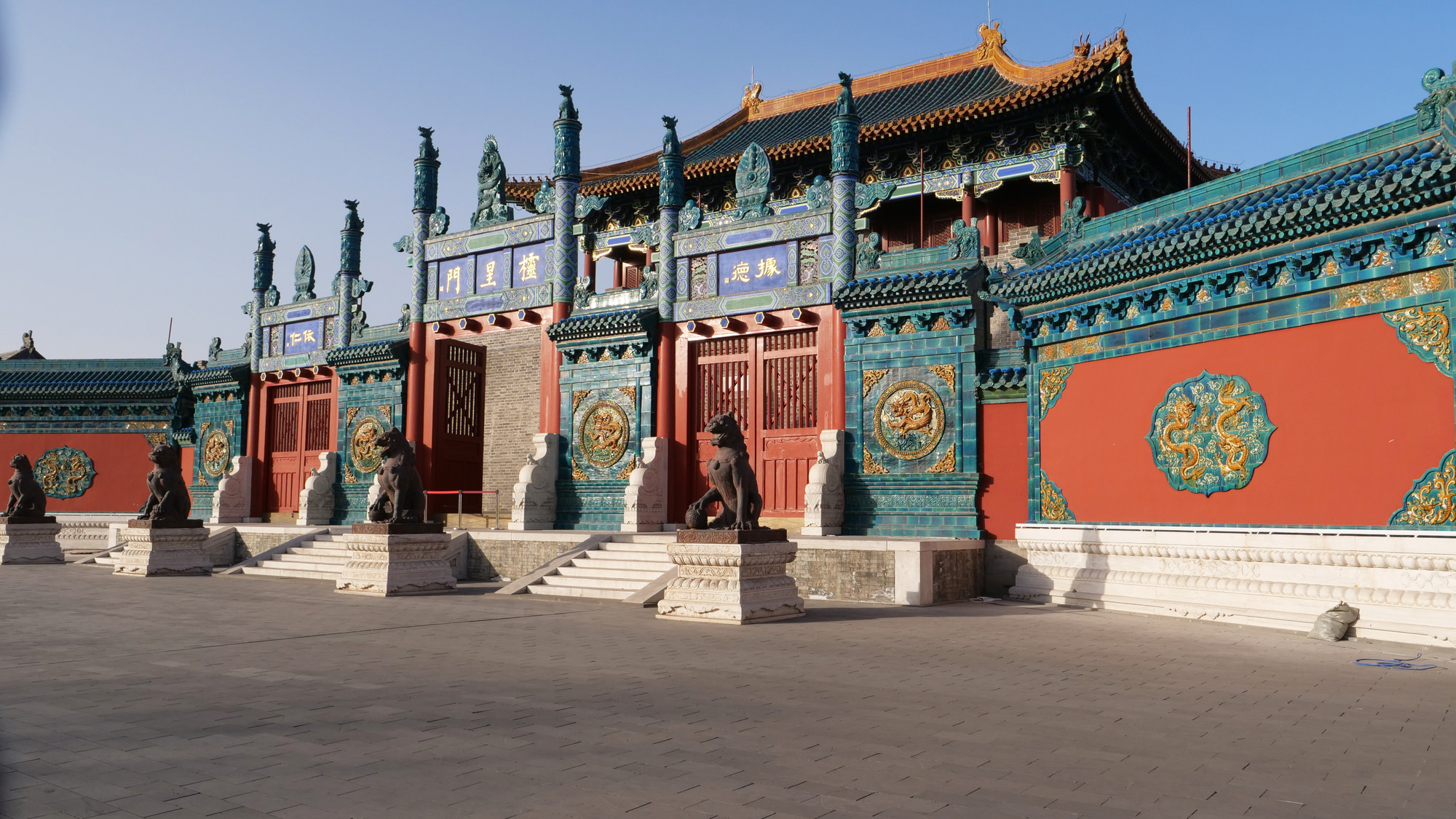 Đại Vương Phủ là một phủ đệ của phiên vương, được xây dựng năm 1392 trên nền Quốc Tử Giám thời Liêu-Kim và hoàn thành năm 1396. Đại Vương Phủ có diện tích 19.000 m2 với hơn 20 cung điện và 800 phòng, được chia thành ngoại triều và nội cung. Ngoại triều là nơi thiết triều và tổ chức các nghi lễ quan trọng của phiên quốc; nội cung là nơi ở của phiên vương và vương phi. Đại Vương Phủ bị phá hủy năm 1644 và phục dựng vào năm 2011, trở thành một trong những công trình kết cấu gỗ phục dựng hoàn chỉnh nhất, quy mô nhất Trung Quốc.