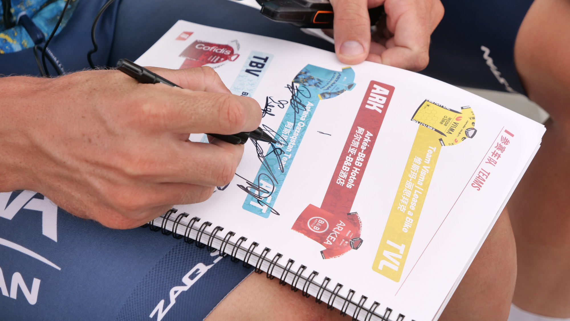 Chữ ký lưu niệm của các cua-rơ tặng người hâm mộ.