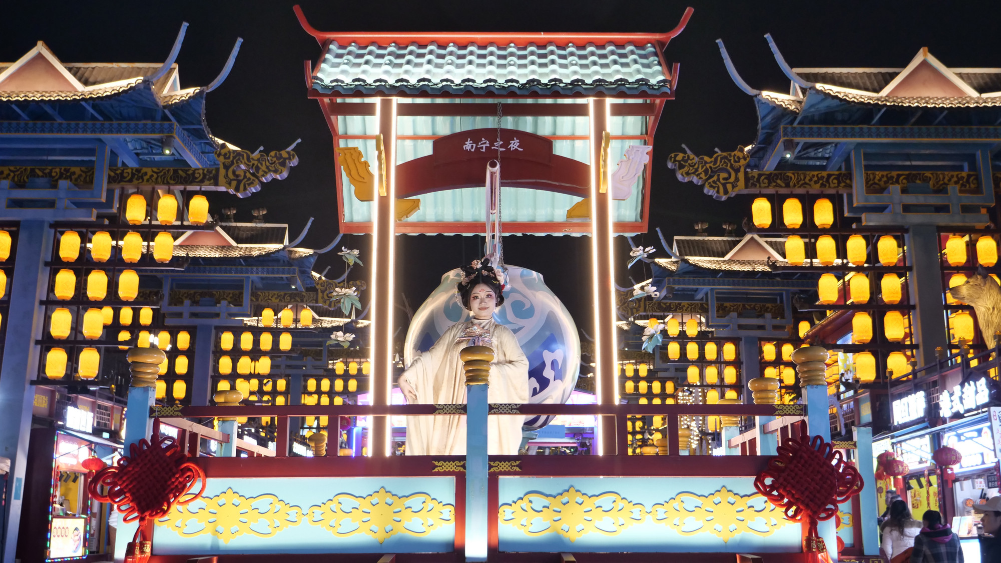 Được thiết kế theo mô hình phố đi bộ Đại Đường bất dạ thành ở thành phố Tây An, “Phố đêm Nam Ninh” có 3 quảng trường chủ đề rộng 3.800 m2: quảng trường lửa trại, quảng trường âm nhạc và quảng trường điện ảnh với 16 điểm biểu diễn nghệ thuật.