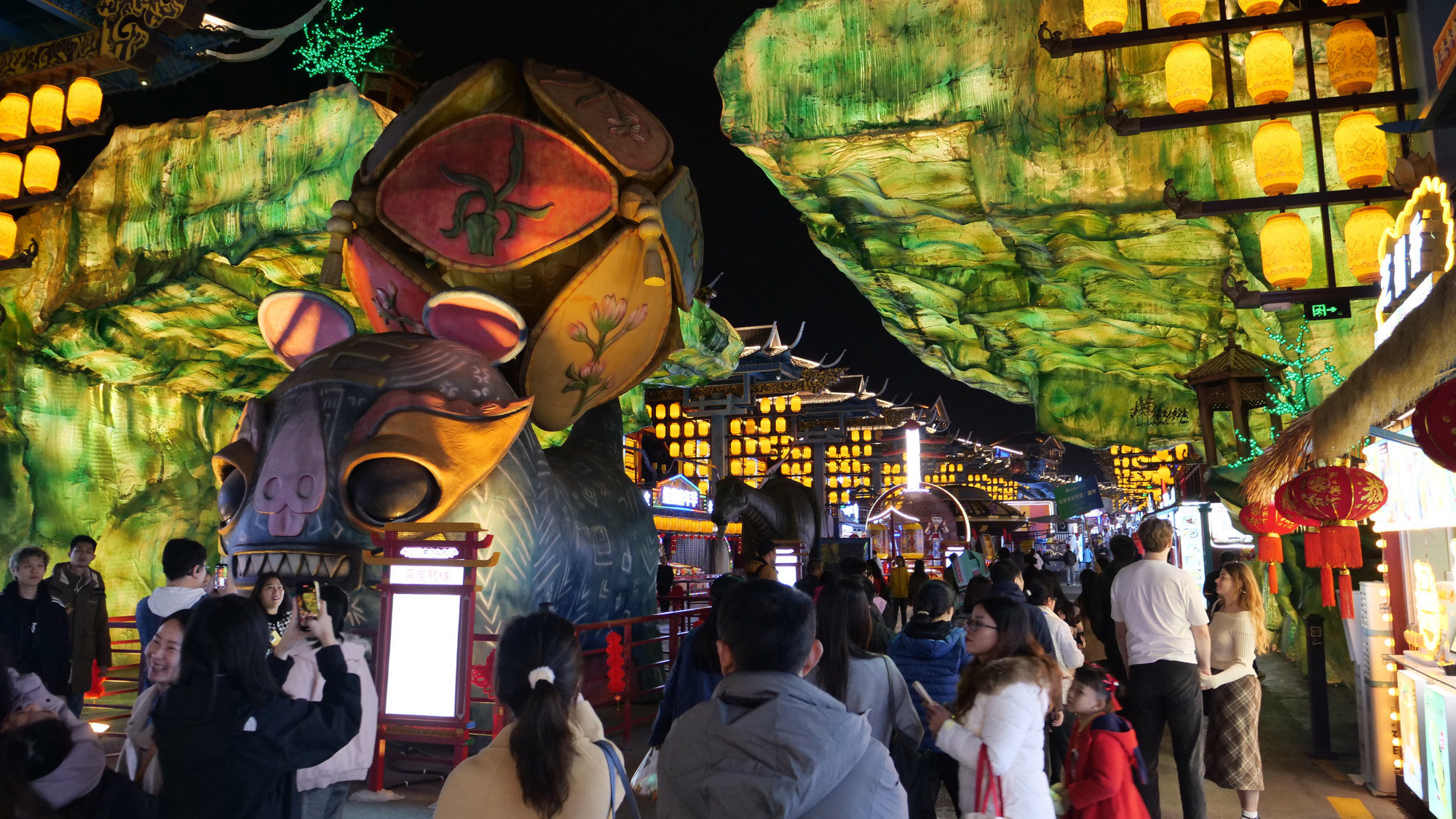 “Phố đêm Nam Ninh” là phố đi bộ trải nghiệm văn hóa truyền thống, thưởng thức ẩm thực đặc sắc, chơi các trò chơi hiện đại...