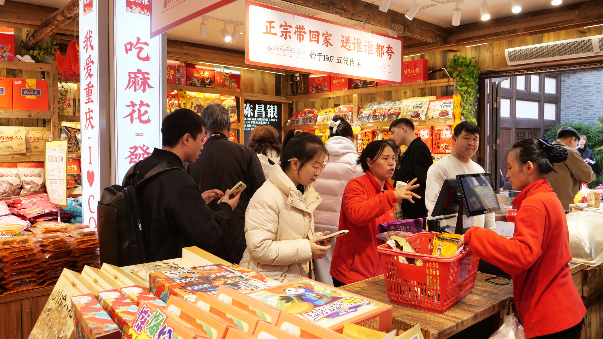 Du khách mua đặc sản truyền thống của địa phương như thịt bò khô, bánh, kẹo vừng, lạc về làm quà tại một cửa hàng gia truyền 5 đời từ năm 1907 với khẩu hiệu: “Hàng chuẩn mua về nhà, làm quà ai cũng khen”. Du khách mua đặc sản truyền thống của địa phương như thịt bò khô, bánh, kẹo vừng, lạc về làm quà tại một cửa hàng gia truyền 5 đời từ năm 1907 với khẩu hiệu: “Hàng chuẩn mua về nhà, làm quà ai cũng khen”.