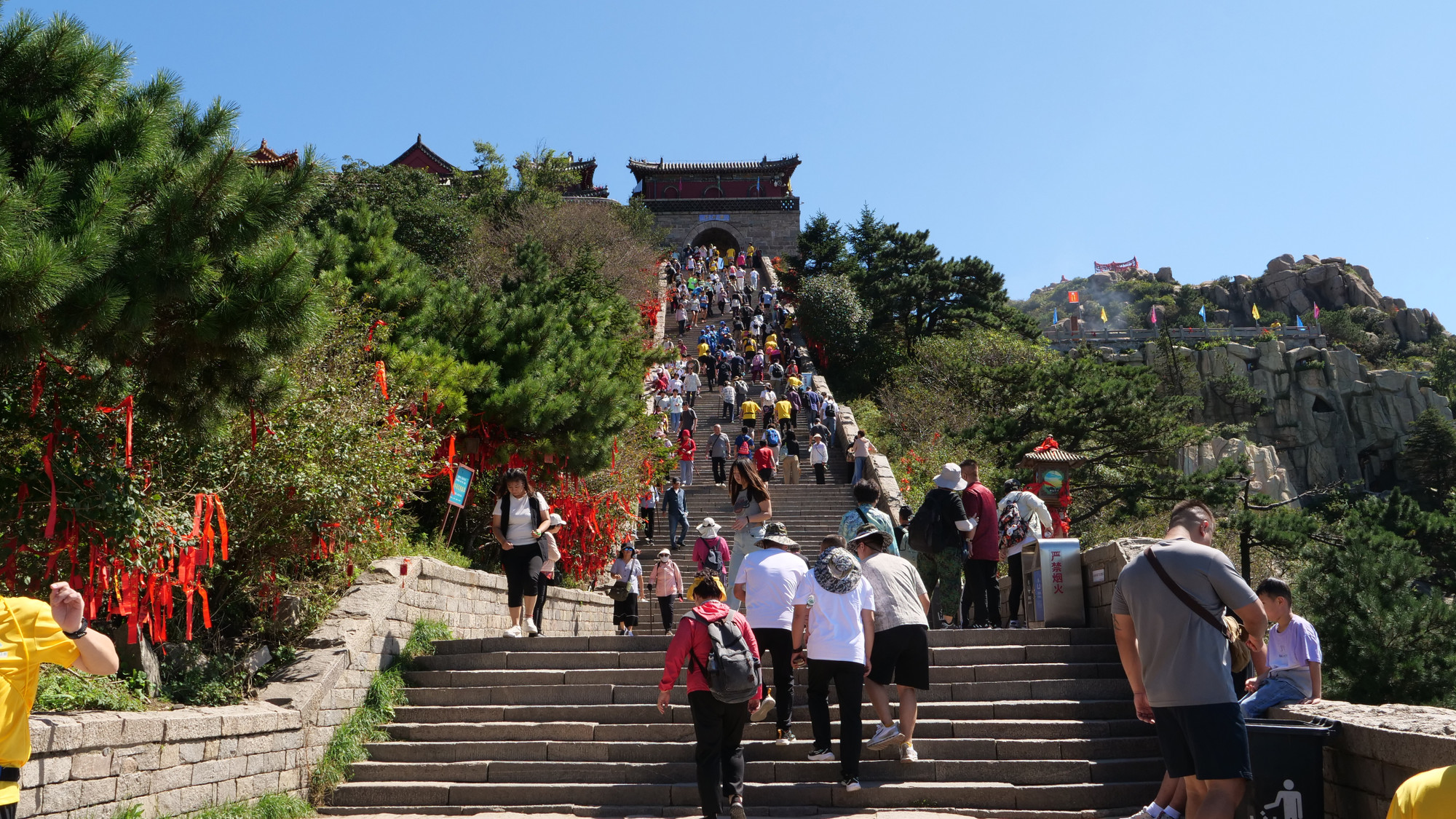 Một đoạn đường dốc để lên đỉnh cao nhất trên núi Thái Sơn.