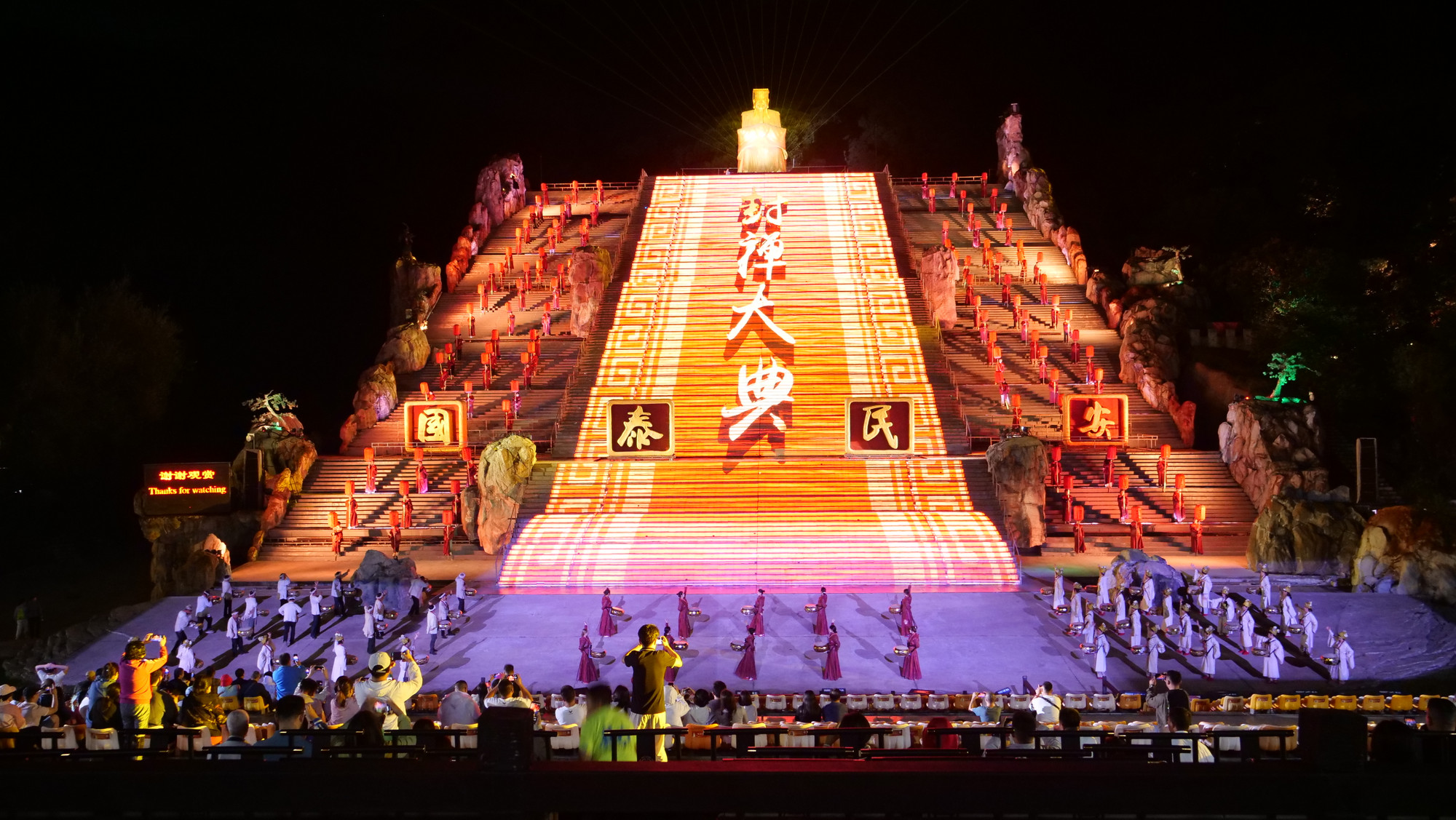 Với tổng vốn đầu tư hơn 300 triệu nhân dân tệ, biểu diễn thực cảnh Đại lễ tế trời đã thu hút gần 9 triệu lượt người xem sau hơn 10 năm công diễn.