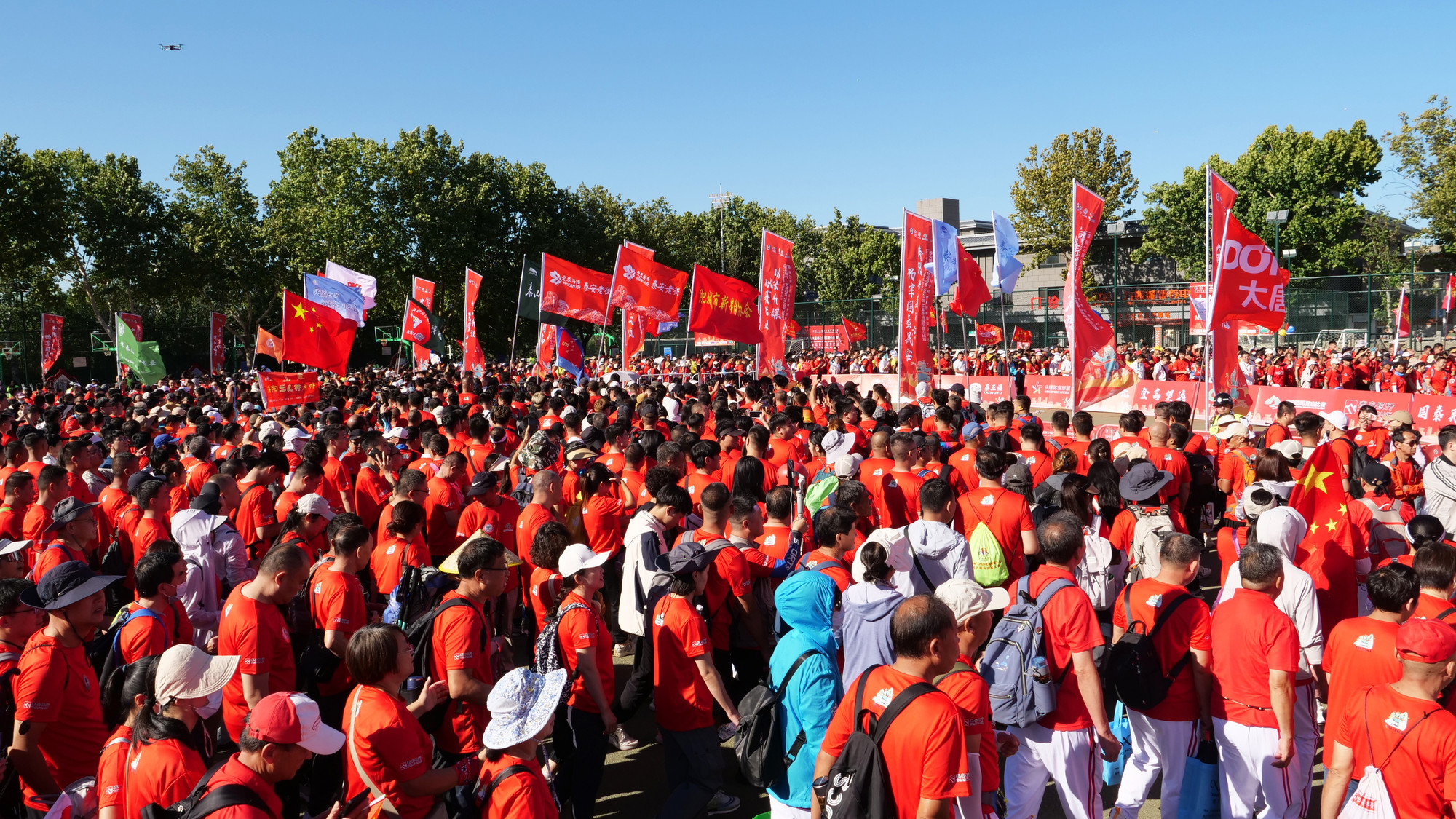 Cuộc thi leo núi quốc tế Thái Sơn lần thứ 38 thu hút gần 10.000 người tham gia.