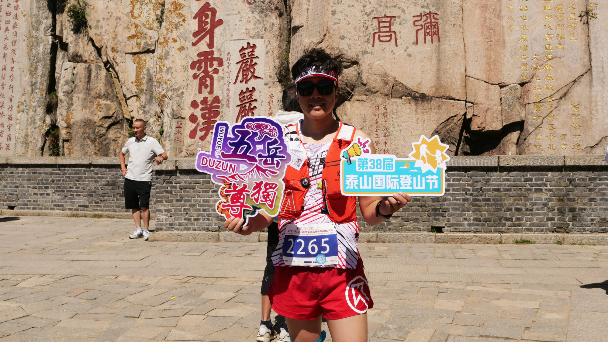 Một vận động viên chuyên nghiệp chụp ảnh với khẩu hiệu “Ngũ nhạc độc tôn”.