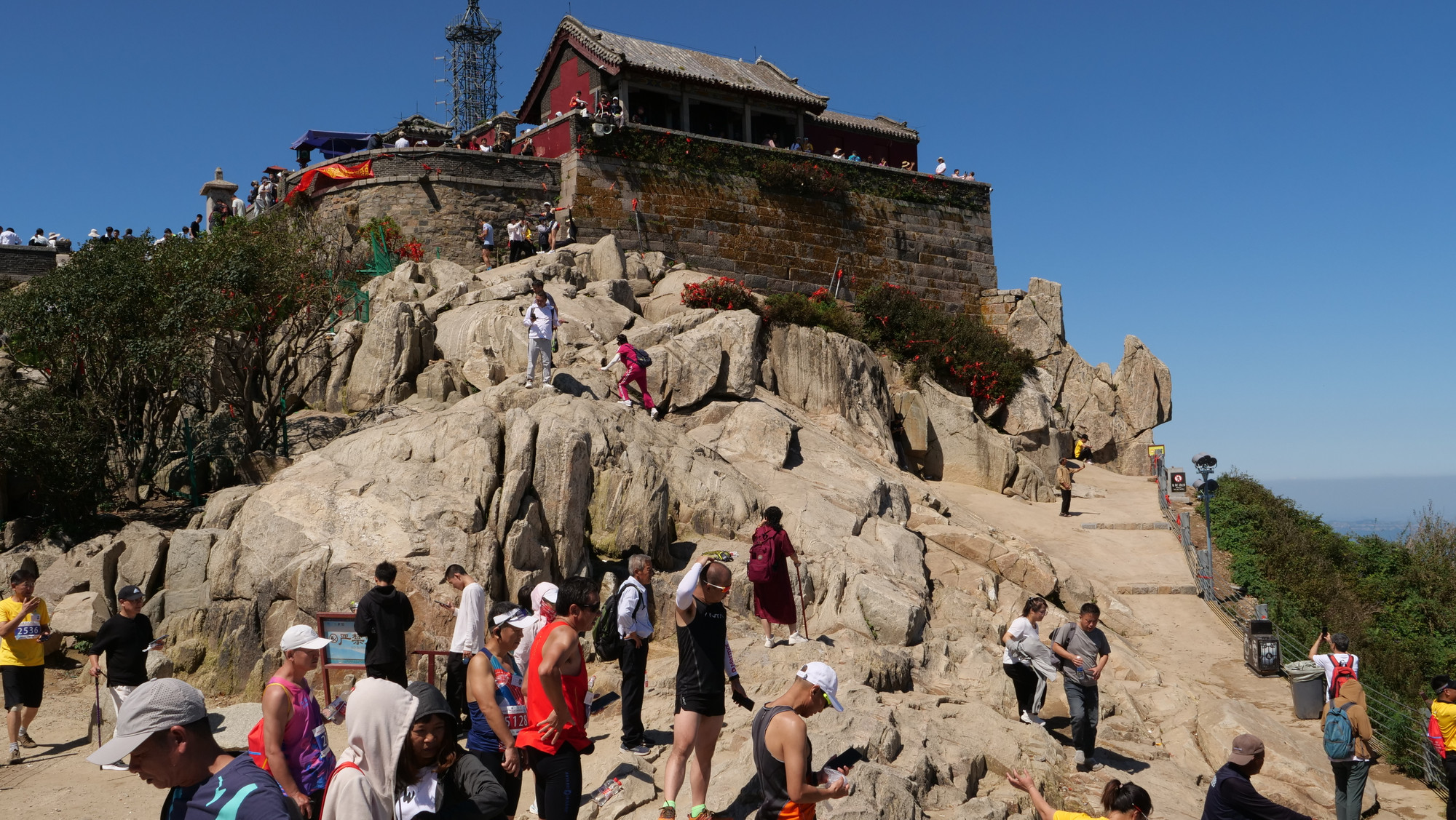 Đỉnh Ngọc Hoàng-đỉnh cao nhất trên núi Thái Sơn ở độ cao 1.545m so với mực nước biển dành cho nhóm lứa tuổi thanh niên phải hoàn thành lộ trình 8,6km.