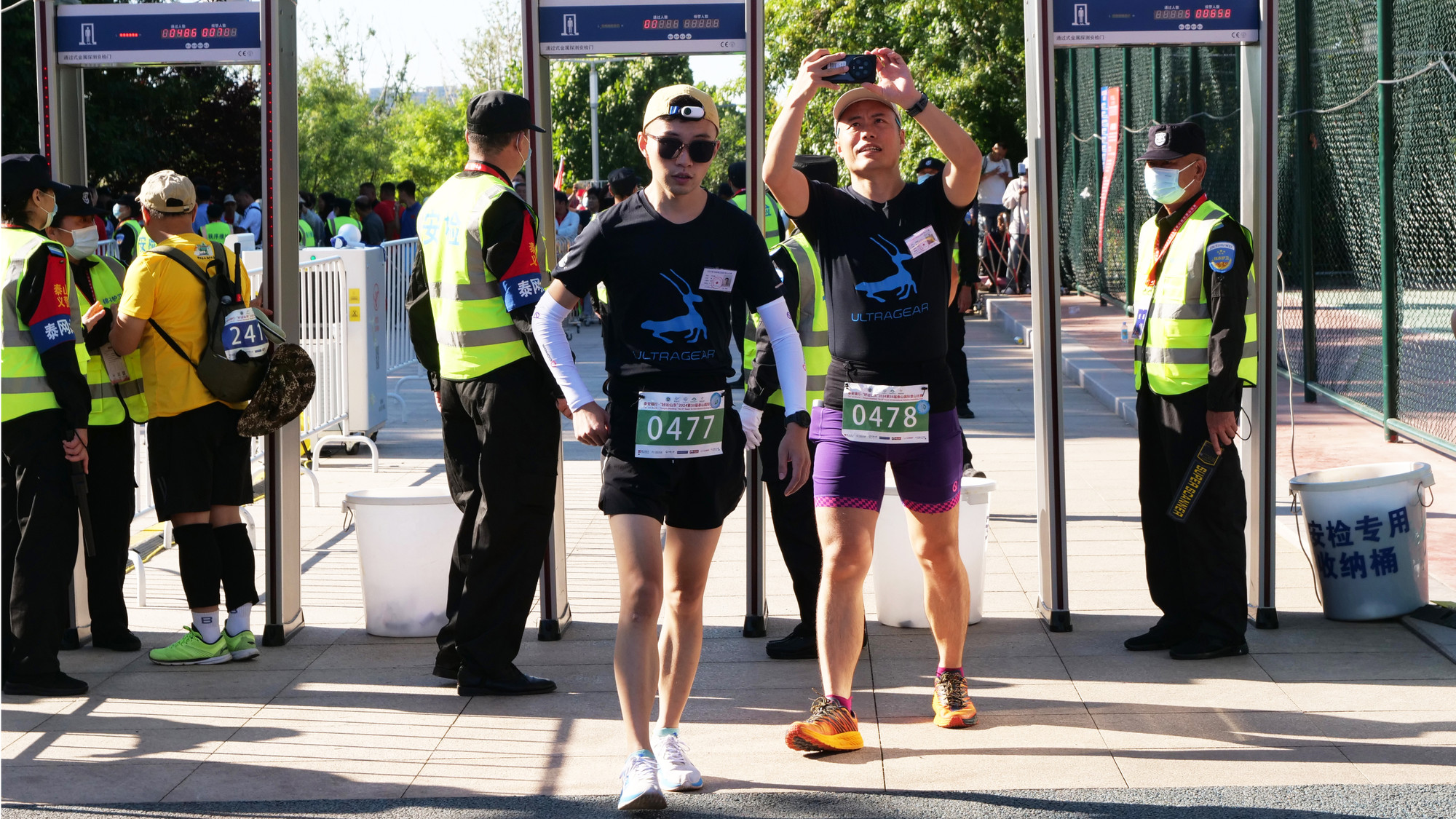 Các vận động viên chuyên nghiệp qua cổng kiểm tra an ninh.