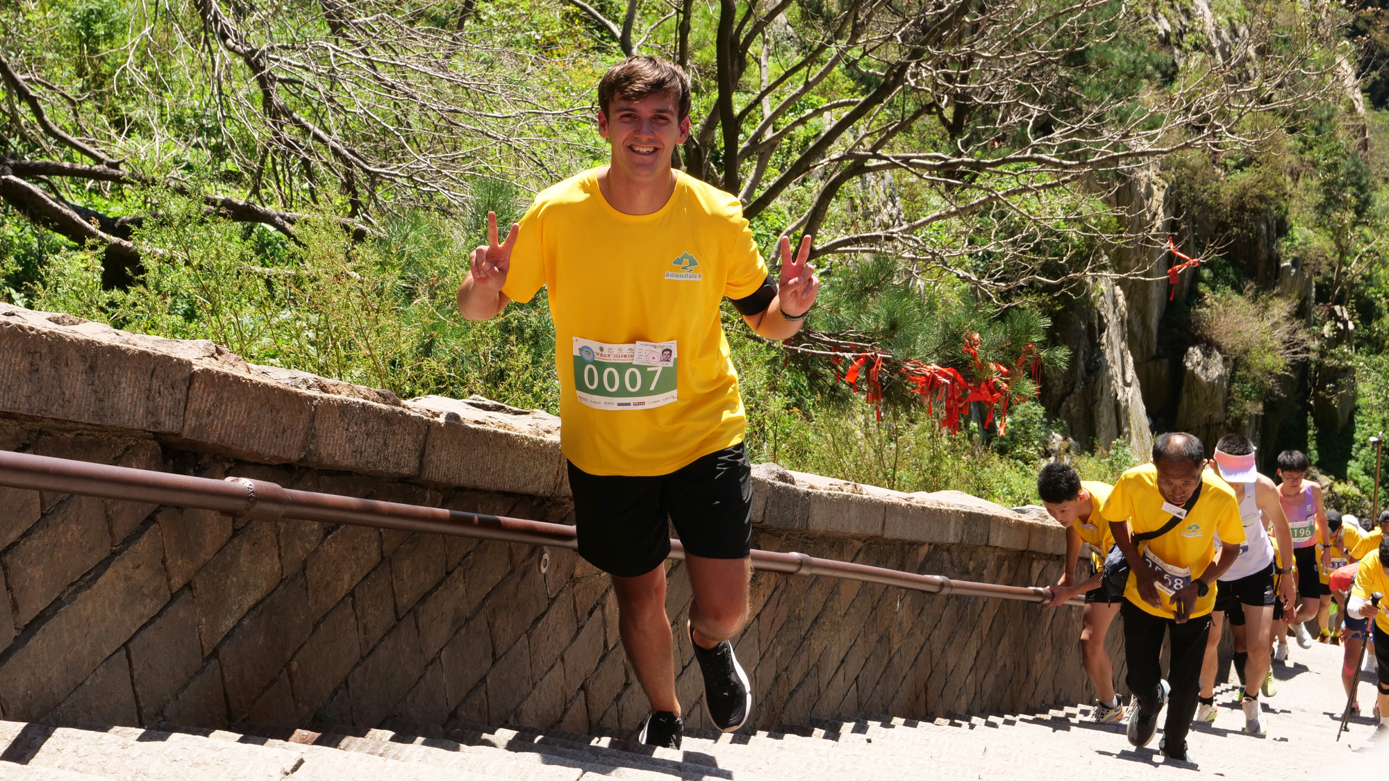 Một vận động viên người nước ngoài tham gia cuộc thi leo núi.