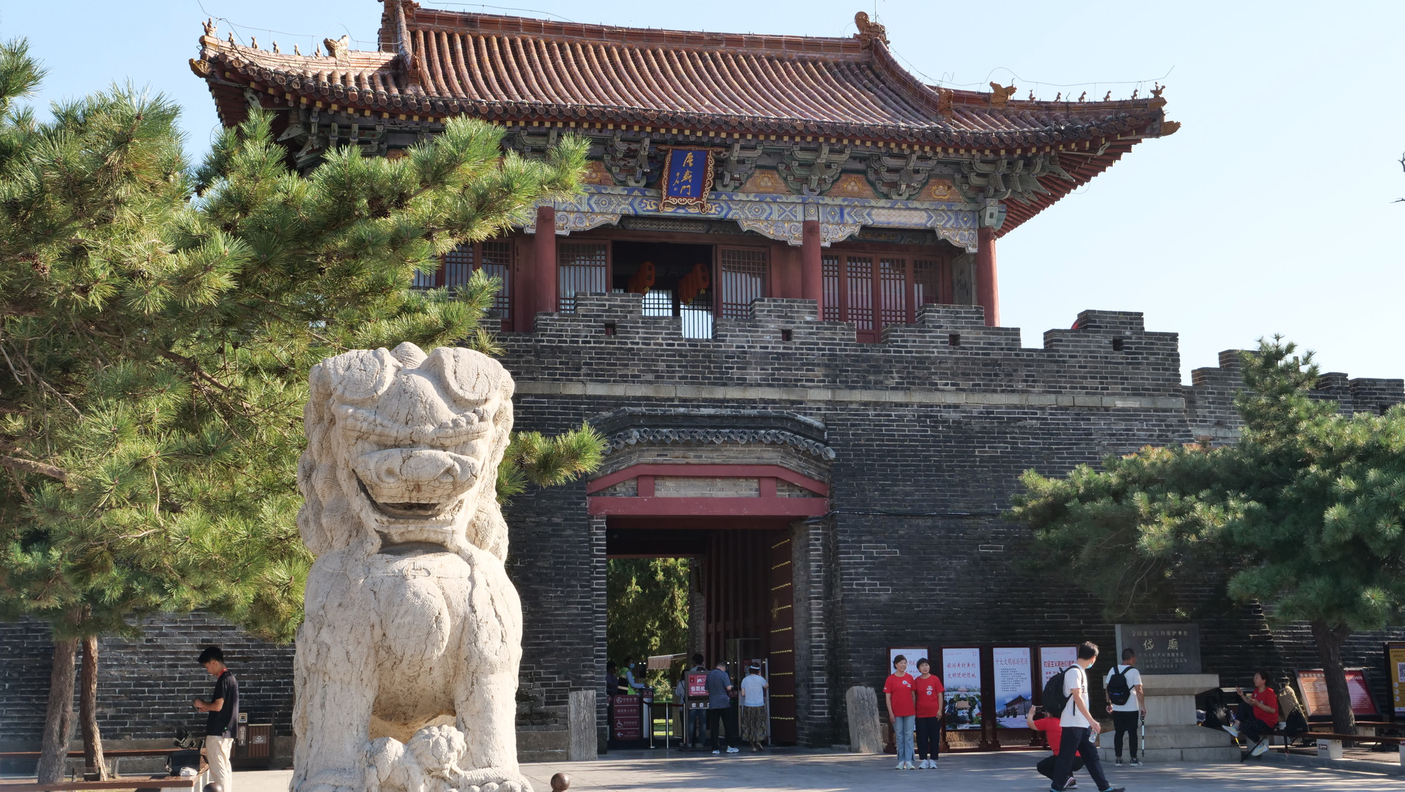 Đại miếu, còn được gọi là Đông Nhạc miếu, được xây dựng cách đây khoảng 2.100 năm, là nơi tổ chức lễ tế trời của các triều đại phong kiến.