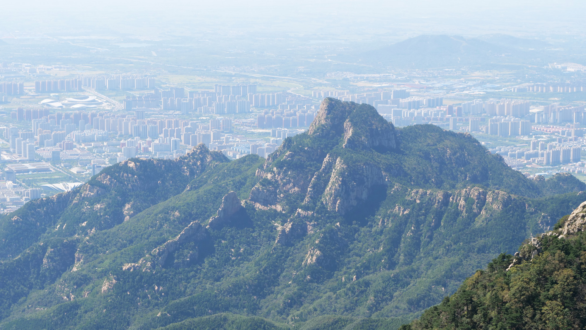 Từ trên đỉnh Ngọc Hoàng nhìn xuống là 1 góc thành phố Thái An.