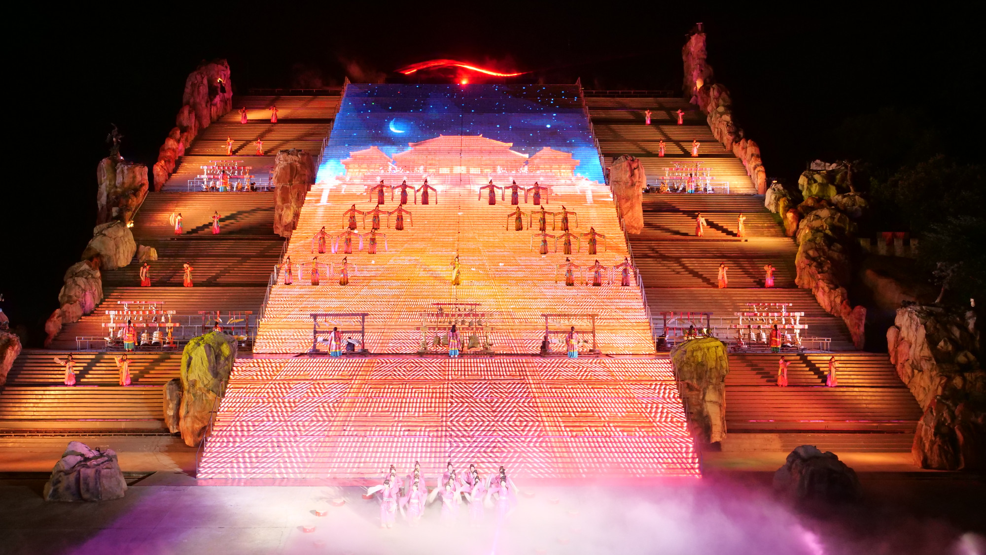 Biểu diễn thực cảnh tái hiện đại lễ tế trời qua các triều đại phong kiến với sự tham qua của 300 diễn viên, 5.000 bộ trang phục biểu diễn trên sân khấu rộng 5.500m2.