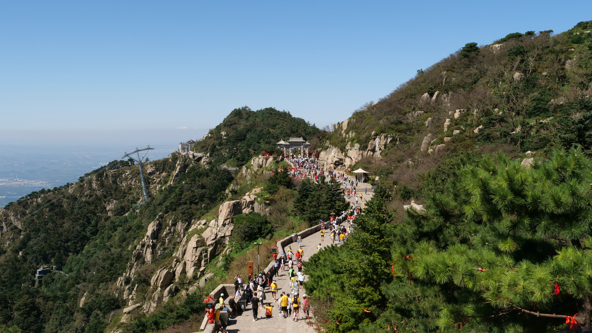 Các vận động viên cùng du khách trải nghiệm cảnh đẹp của núi Thái Sơn.