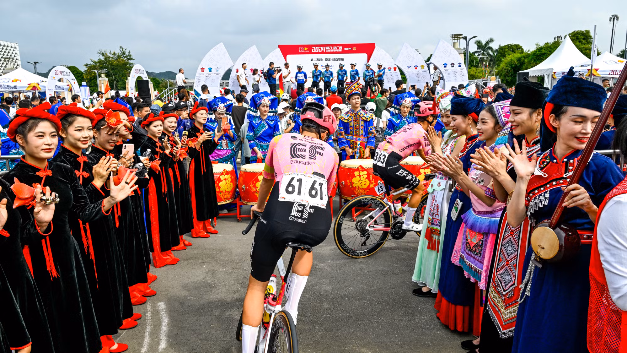 Các cua-rơ đội EF Education EasyPost đạp xe tiến vào lễ đài giới thiệu đội đua và ra mắt công chúng trước chặng đua.