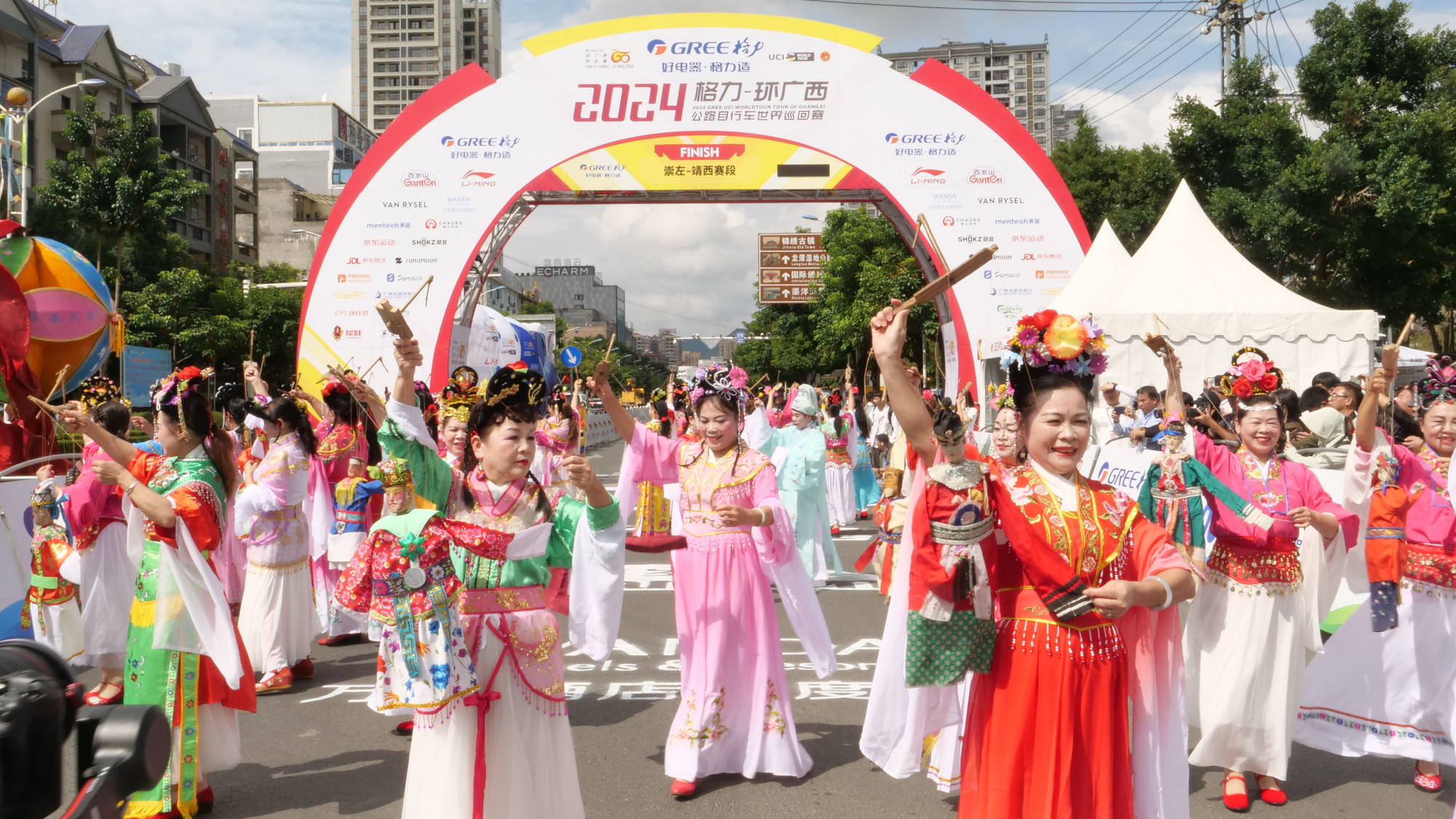 Biểu diễn múa rối khuấy động không khí trước thời điểm các cua-rơ về đích chặng Sùng Tả-Tĩnh Tây.