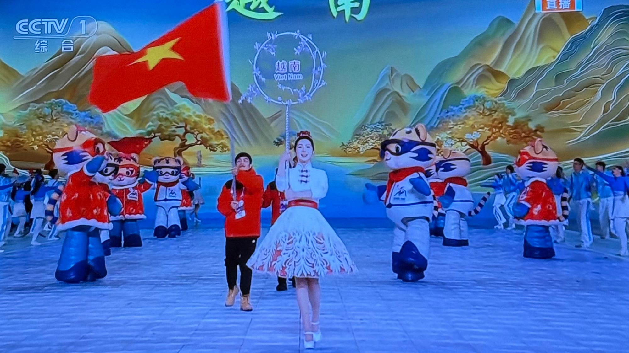 Đoàn thể thao Việt Nam tiến vào lễ đài. (Ảnh cắt từ CCTV) Đoàn thể thao Việt Nam tiến vào lễ đài. (Ảnh cắt từ CCTV)