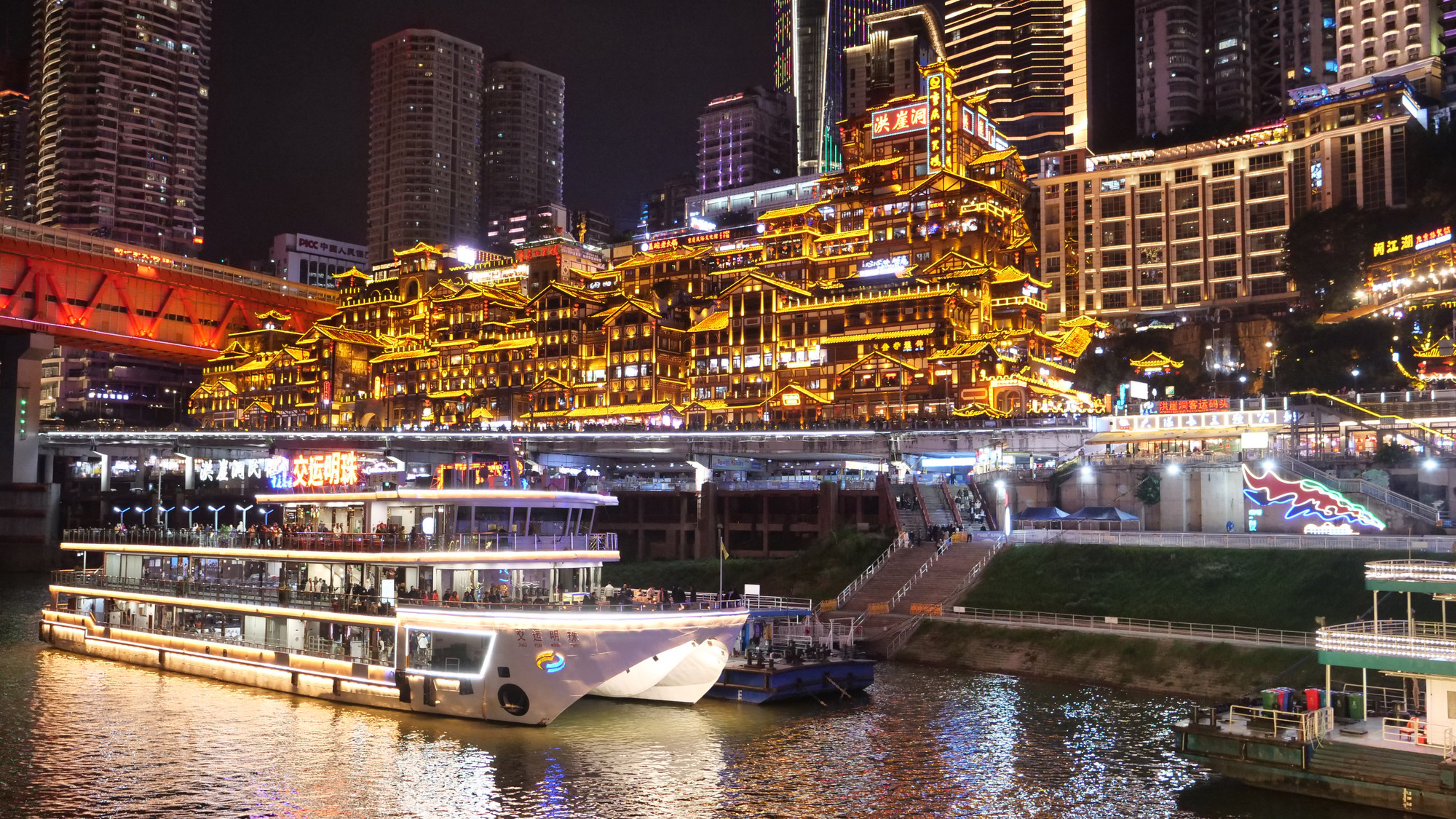 “Chưa ngắm cảnh đêm là chưa đến Trùng Khánh”, sau khi check-in Hồng Nhai Động, du khách có thể lên thuyền thưởng ngoạn cảnh đêm phố núi Trùng Khánh trên hai dòng sông Trường Giang và Gia Lăng.