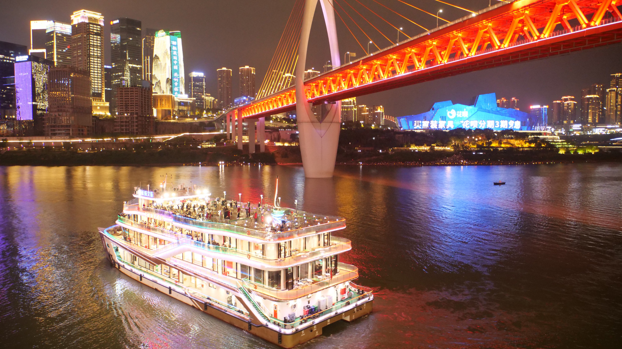 Với thời gian khoảng 1 giờ cho hành trình 20km, du khách có thể ngắm nhìn toàn cảnh thành phố được mệnh danh là “Lưỡng giang tứ ngạn” - đôi dòng sông, bốn bến bờ.