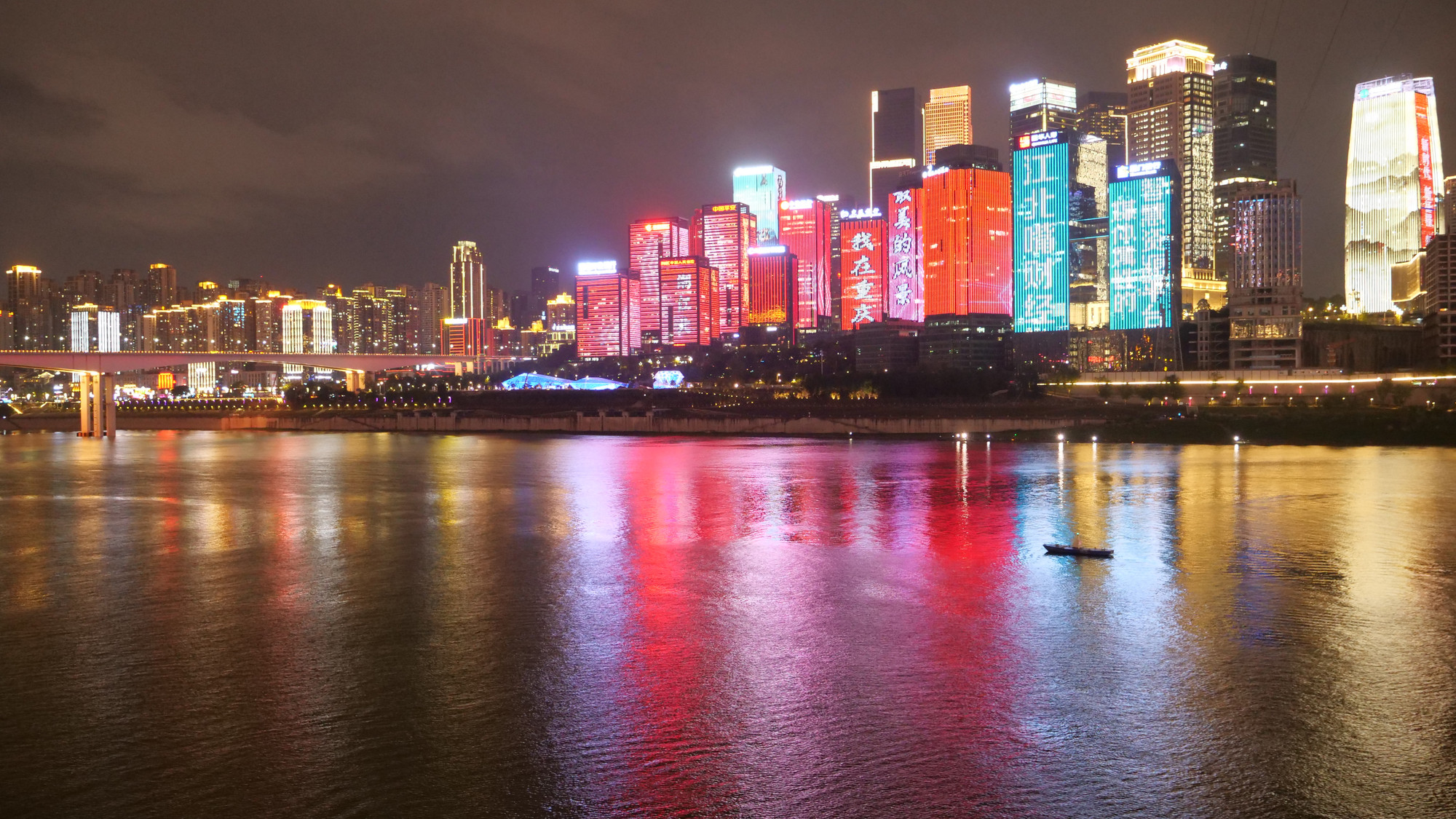 Những công trình kiến trúc hiện đại rực rỡ sắc màu ở hai bên bờ sông chính là hình ảnh thu nhỏ của thành phố Trùng Khánh hiện đại, năng động và phát triển.