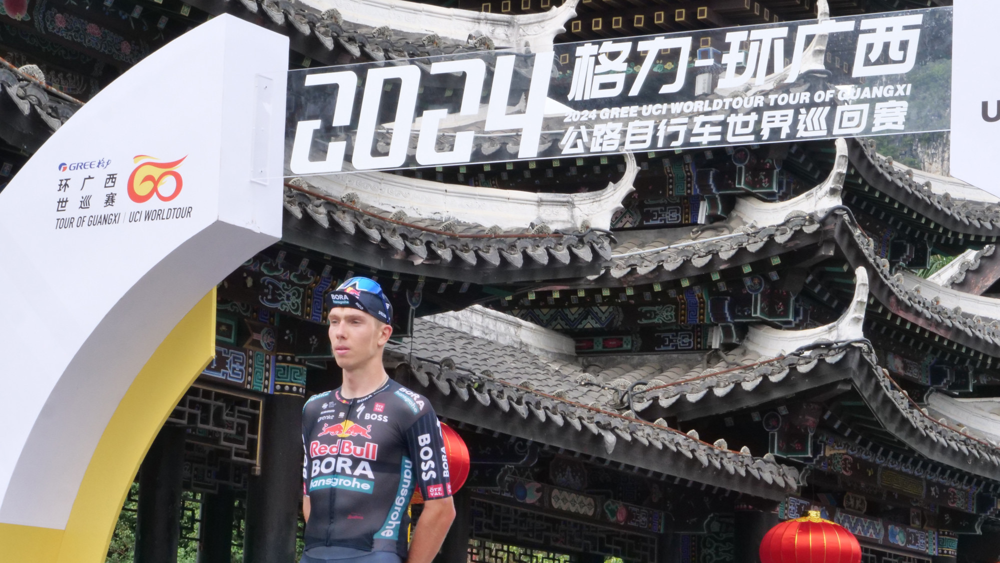 Cua-rơ Maciejuk Filip của đội Red Bull Bora hansgrohe giành giải Vận động viên trẻ xuất sắc chặng Sùng Tả-Tĩnh Tây.