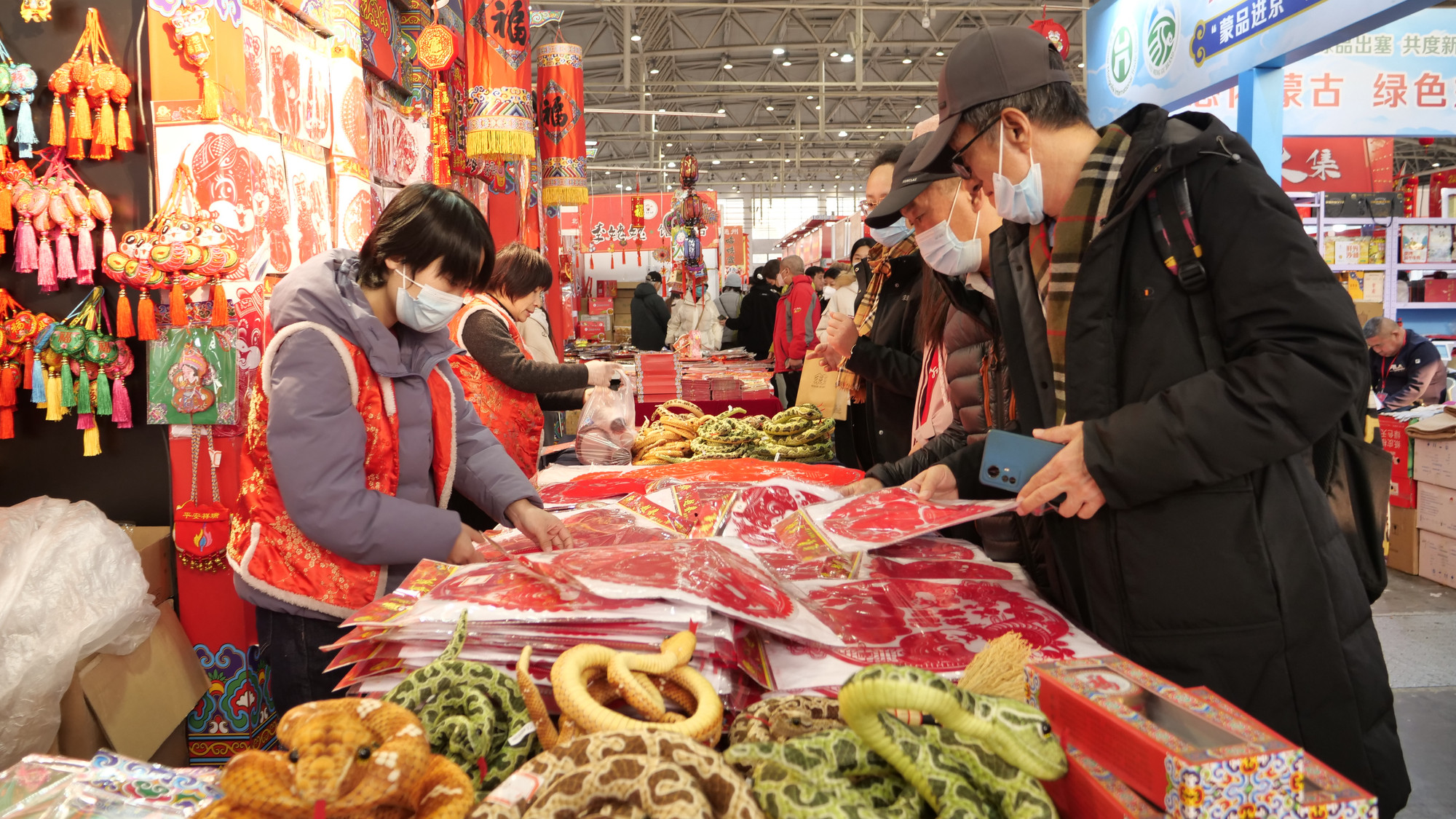 Người dân mua tranh hoa dán ô kính cửa sổ-một phong tục đón Tết của người dân Trung Quốc. Người dân mua tranh hoa dán ô kính cửa sổ-một phong tục đón Tết của người dân Trung Quốc.