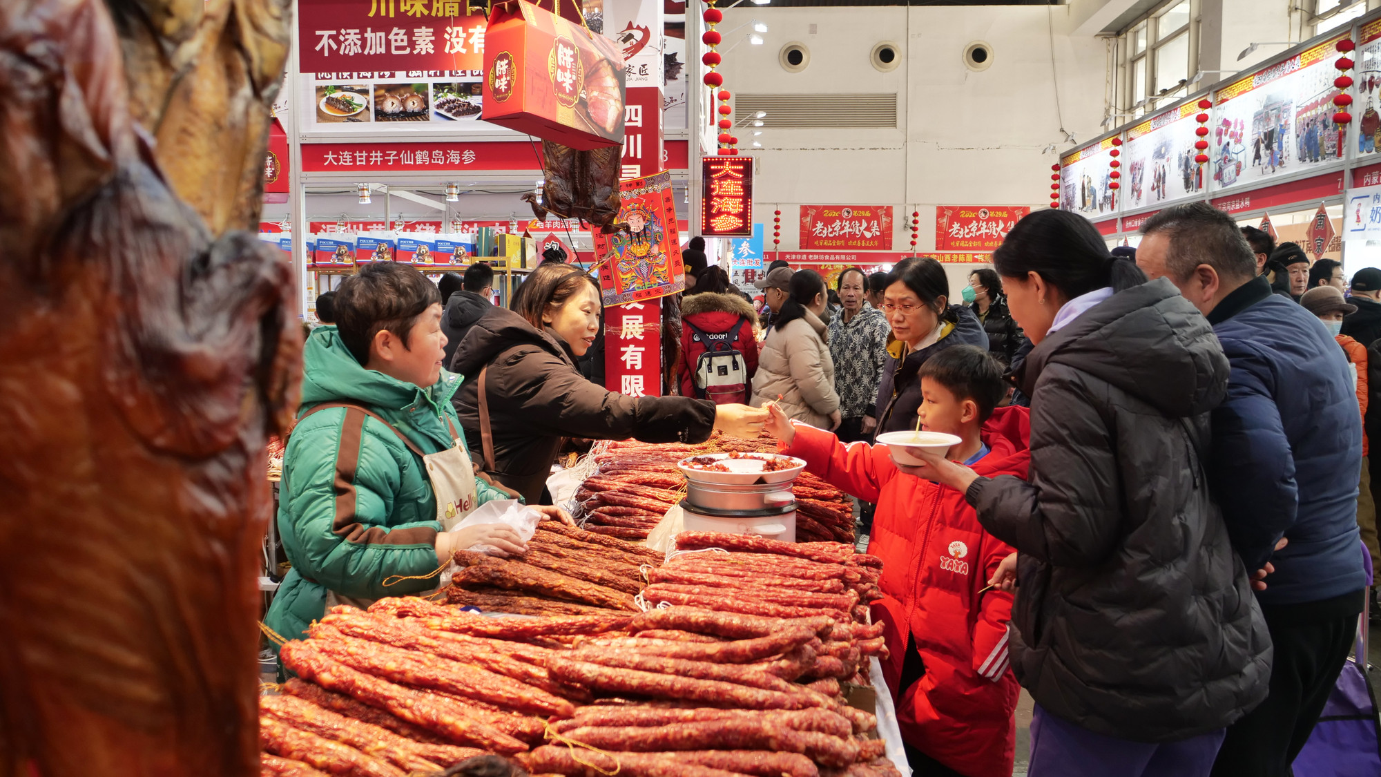 Hội chợ không chỉ thu hút người lớn, mà nhiều trẻ em cũng đến để trải nghiệm không khí sắm Tết. Hội chợ không chỉ thu hút người lớn, mà nhiều trẻ em cũng đến để trải nghiệm không khí sắm Tết.
