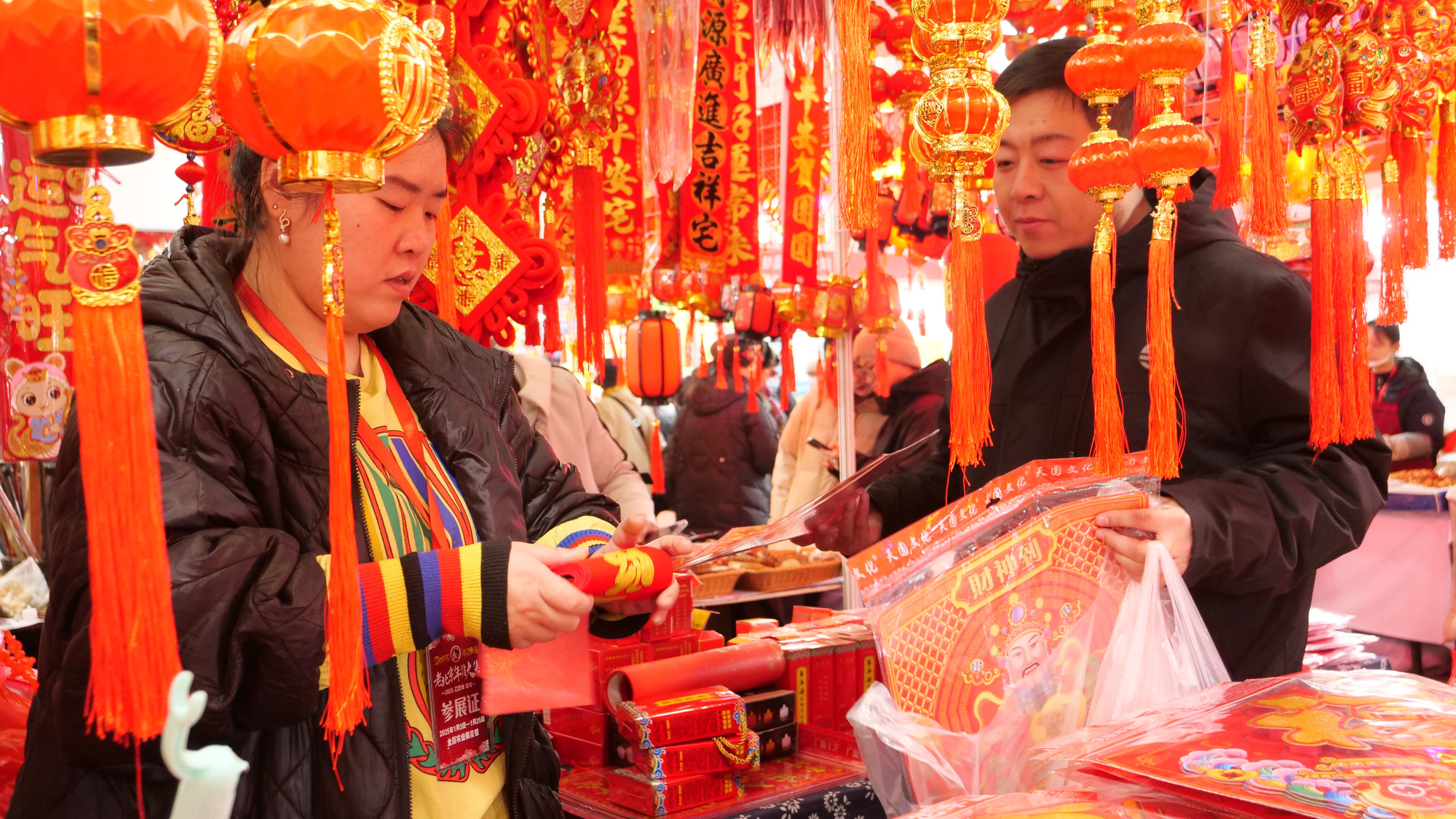 Người dân mua đồ trang trí Tết như: tranh thần tài, câu đối Tết... Người dân mua đồ trang trí Tết như: tranh thần tài, câu đối Tết...