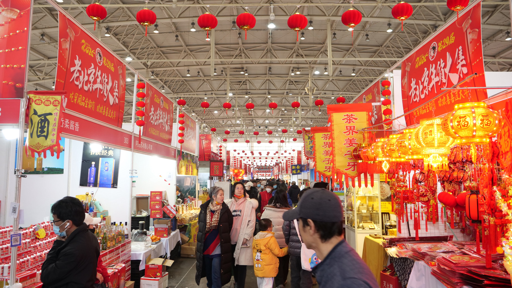 Các gian hàng tại hội chợ bán đầy đủ các mặt hàng từ thiết yếu phục vụ ngày Tết đến sinh hoạt thường ngày, thuận tiện cho việc mua sắm mọi thứ chỉ ở một điểm, nên thu hút rất nhiều người dân đến tham quan và sắm Tết. Các gian hàng tại hội chợ bán đầy đủ các mặt hàng từ thiết yếu phục vụ ngày Tết đến sinh hoạt thường ngày, thuận tiện cho việc mua sắm mọi thứ chỉ ở một điểm, nên thu hút rất nhiều người dân đến tham quan và sắm Tết.