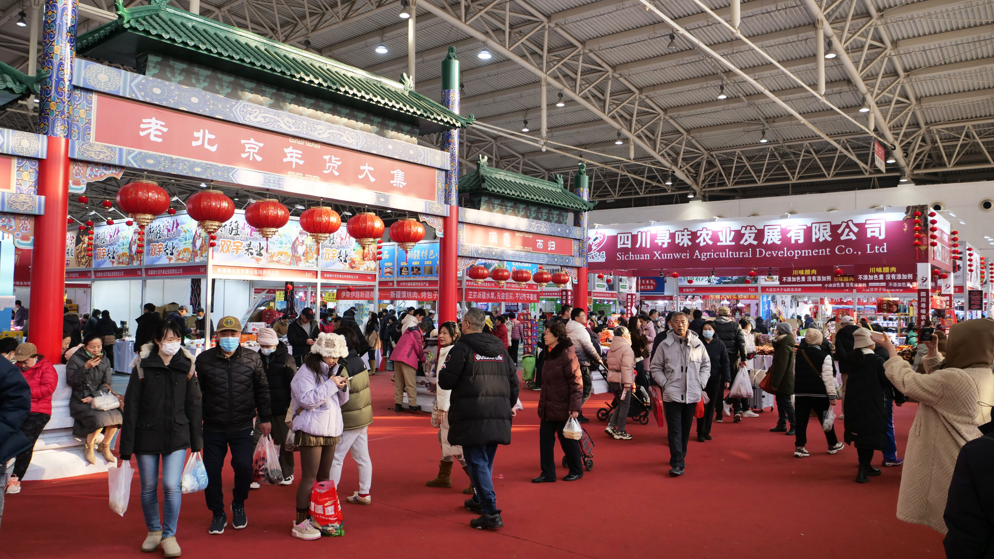 Hội chợ kéo dài hơn 20 ngày từ mùng 4 đến 26 tháng Chạp, giới thiệu và bán nhiều mặt hàng, đặc sản, thổ sản của các tỉnh, thành, khu tự trị khắp cả nước. Hội chợ kéo dài hơn 20 ngày từ mùng 4 đến 26 tháng Chạp, giới thiệu và bán nhiều mặt hàng, đặc sản, thổ sản của các tỉnh, thành, khu tự trị khắp cả nước.