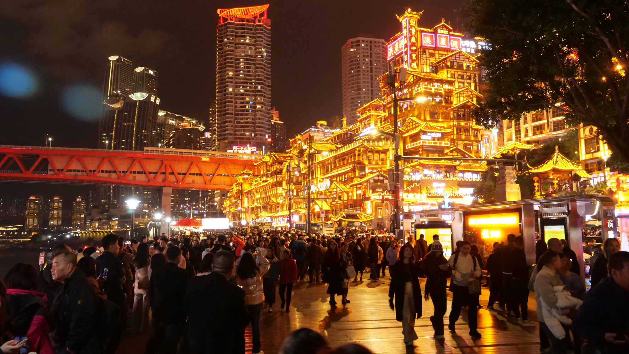 Điểm check-in Hồng Nhai Động tuy chỉ dài khoảng gần 100m nhưng là điểm du lịch 4A cấp quốc gia, gồm khu nhà sàn, khu mua sắm với không gian kiến trúc giả cổ được trang trí bởi ánh đèn vàng bắt mắt.